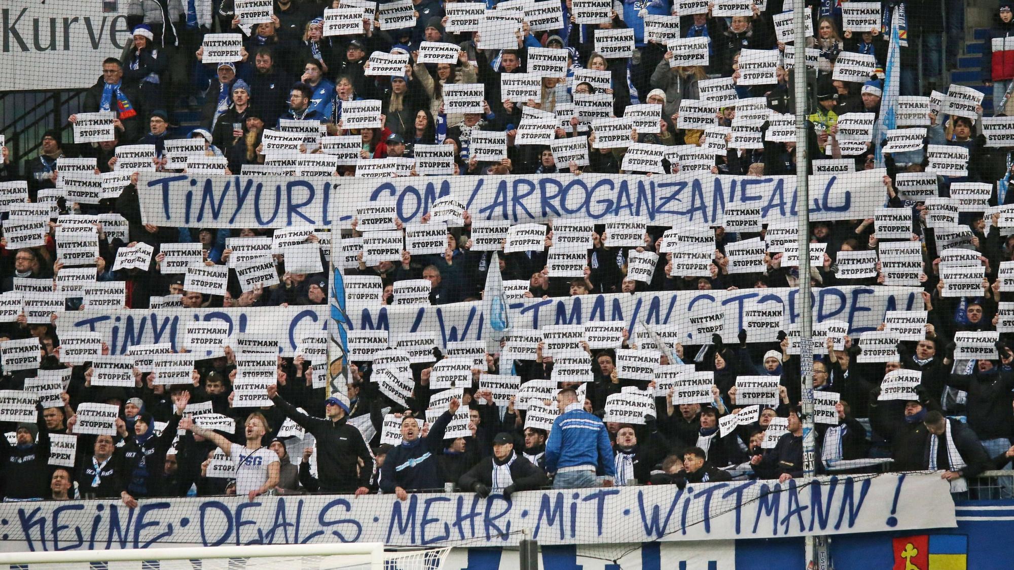 Mehrere Hoffenheim-Fans halten Protest-Schilder hoch.