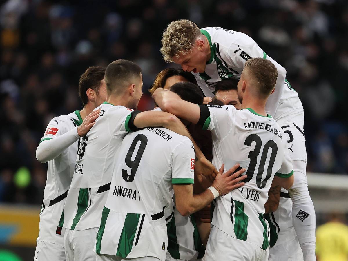 Gladbach-Spieler jubeln.