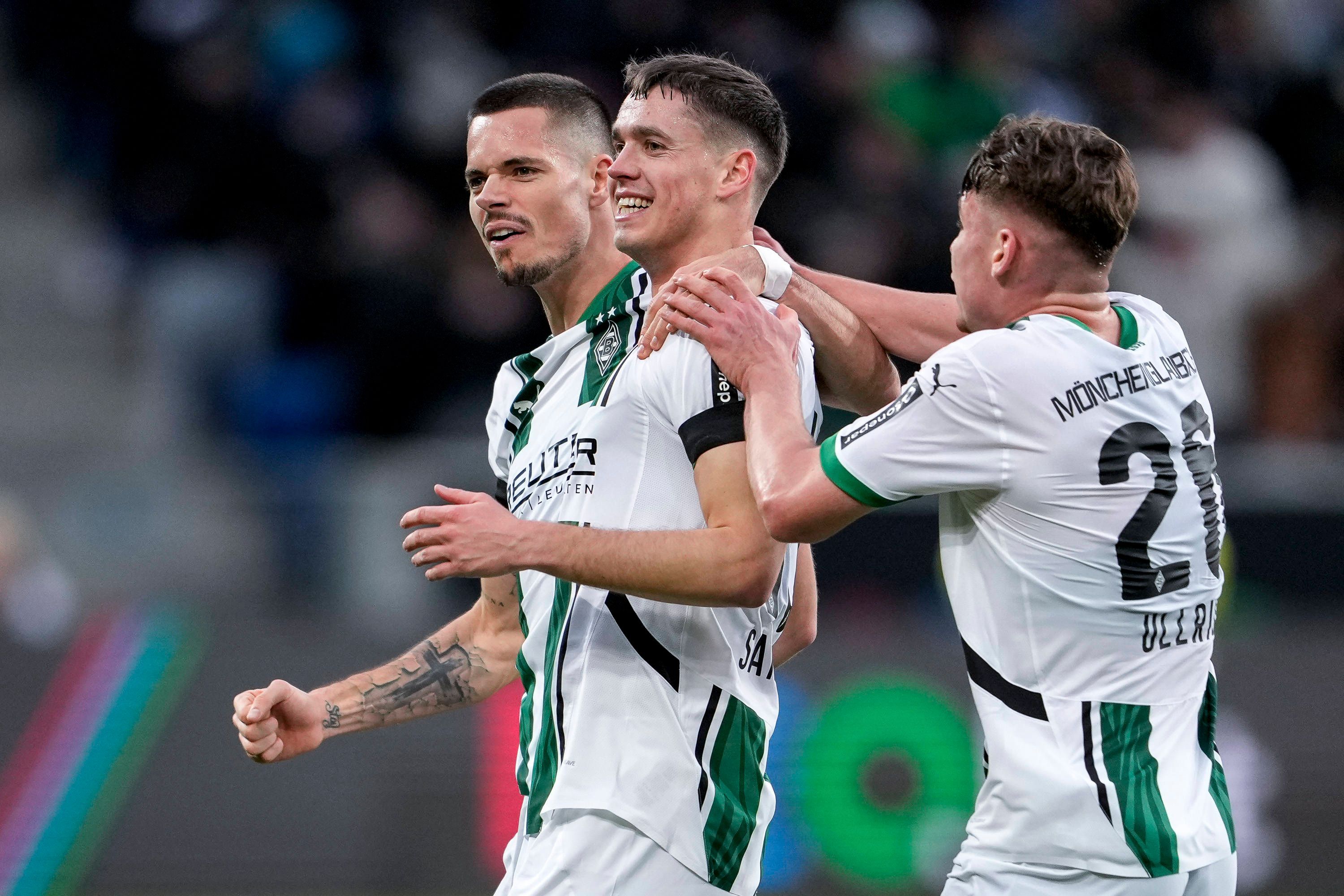 Drei Profis von Borussia Mönchengladbach bejubeln einen Treffer.