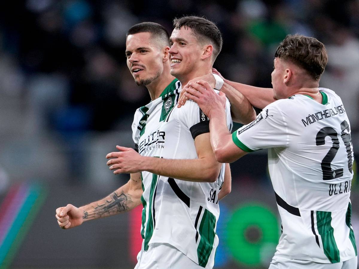 Drei Profis von Borussia Mönchengladbach bejubeln einen Treffer.
