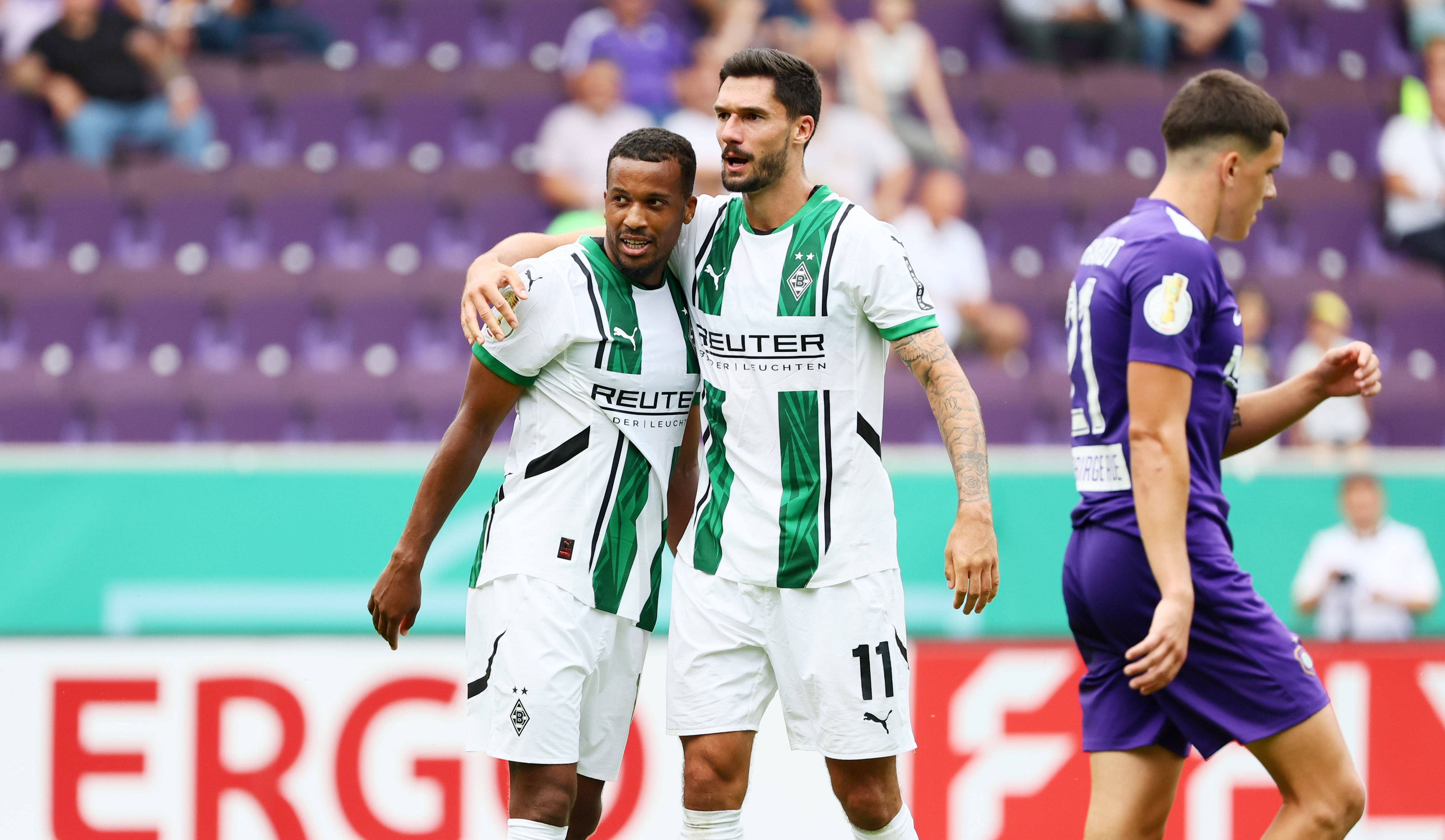 Alassane Plea und Tim Kleindienst nehmen sich zum Jubeln in den Arm.