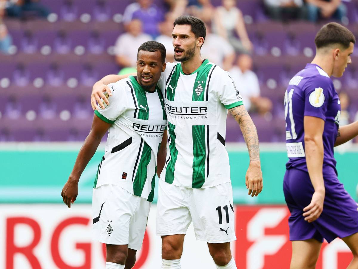 Alassane Plea und Tim Kleindienst nehmen sich zum Jubeln in den Arm.
