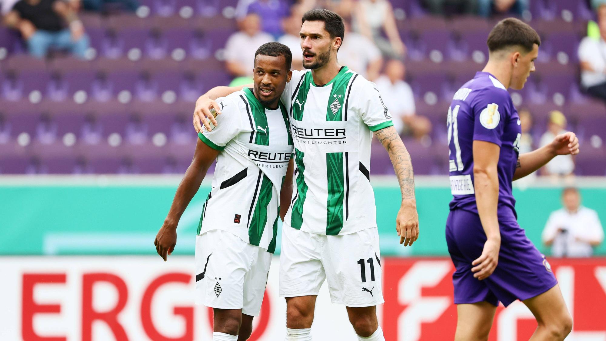 Alassane Plea und Tim Kleindienst nehmen sich zum Jubeln in den Arm.