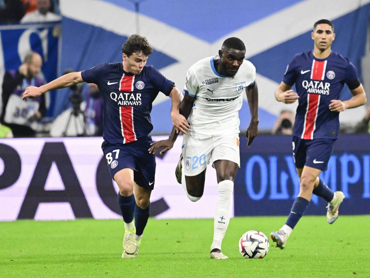 Drei Spieler aus der Ligue 1 jagen dem Spielgerät hinterher.
