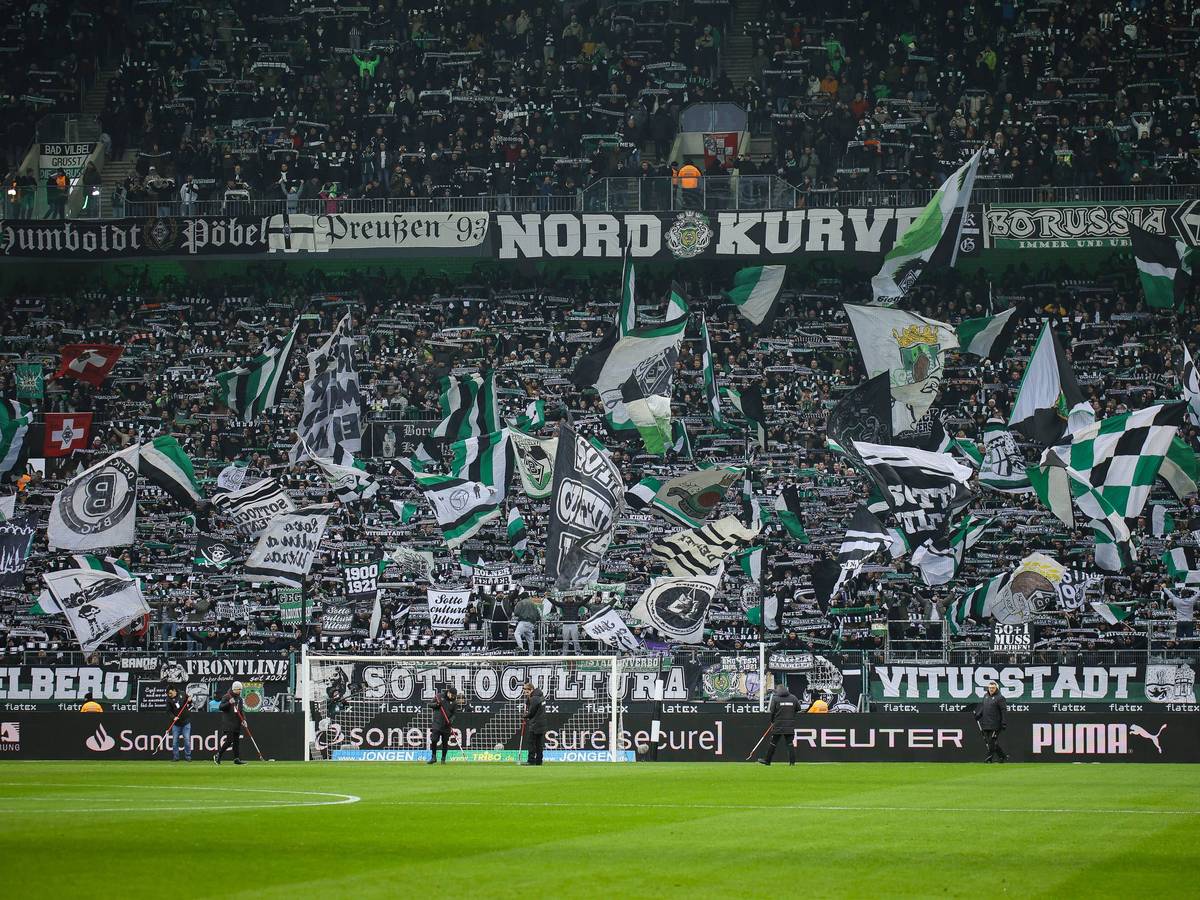 Die Fans von Borussia Mönchengladbach schwenken in der Nordkurve beim Bundesliga-Spiel gegen Holstein Kiel ihre Fahnen.