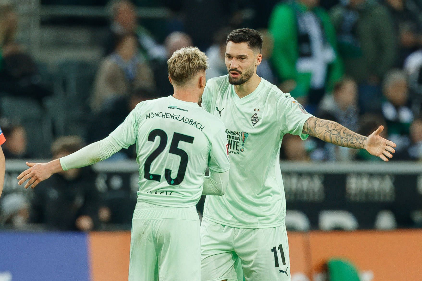 Die Gladbach-Profis Robin Hack und Tim Kleindienst sprechen beim Bundesliga-Heimspiel gegen den FC St. Pauli miteinander auf dem Platz.