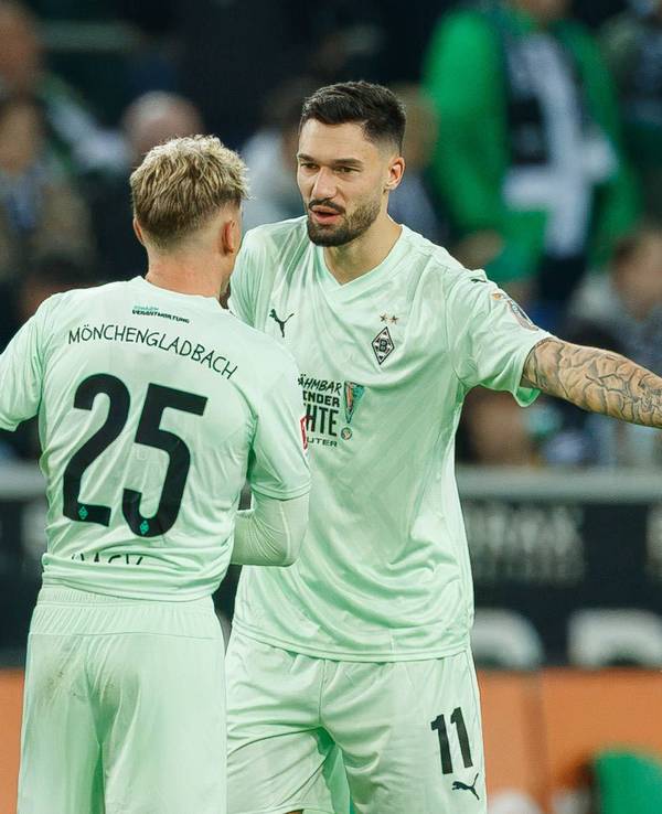 Die Gladbach-Profis Robin Hack und Tim Kleindienst sprechen beim Bundesliga-Heimspiel gegen den FC St. Pauli miteinander auf dem Platz.