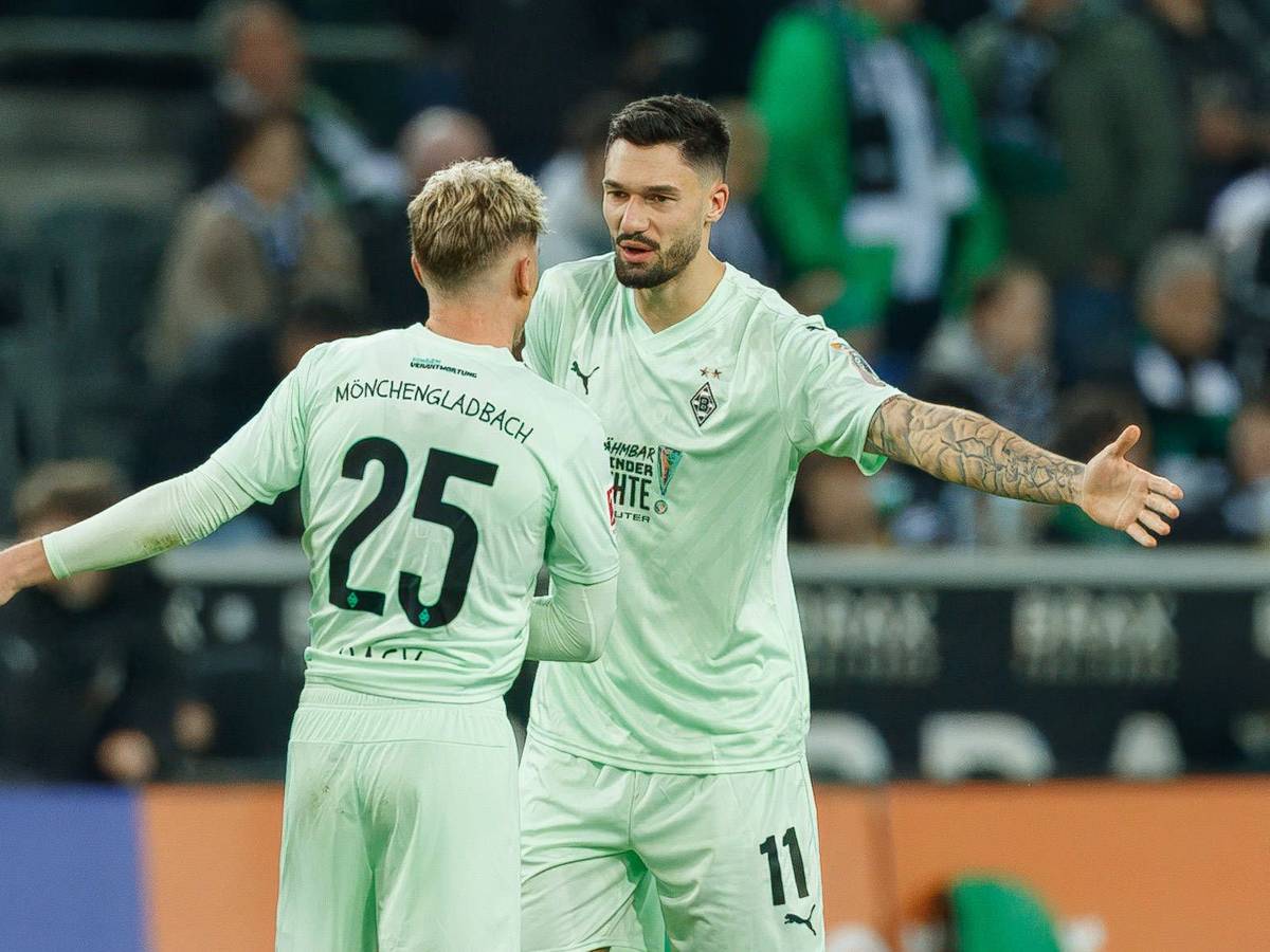 Die Gladbach-Profis Robin Hack und Tim Kleindienst sprechen beim Bundesliga-Heimspiel gegen den FC St. Pauli miteinander auf dem Platz.