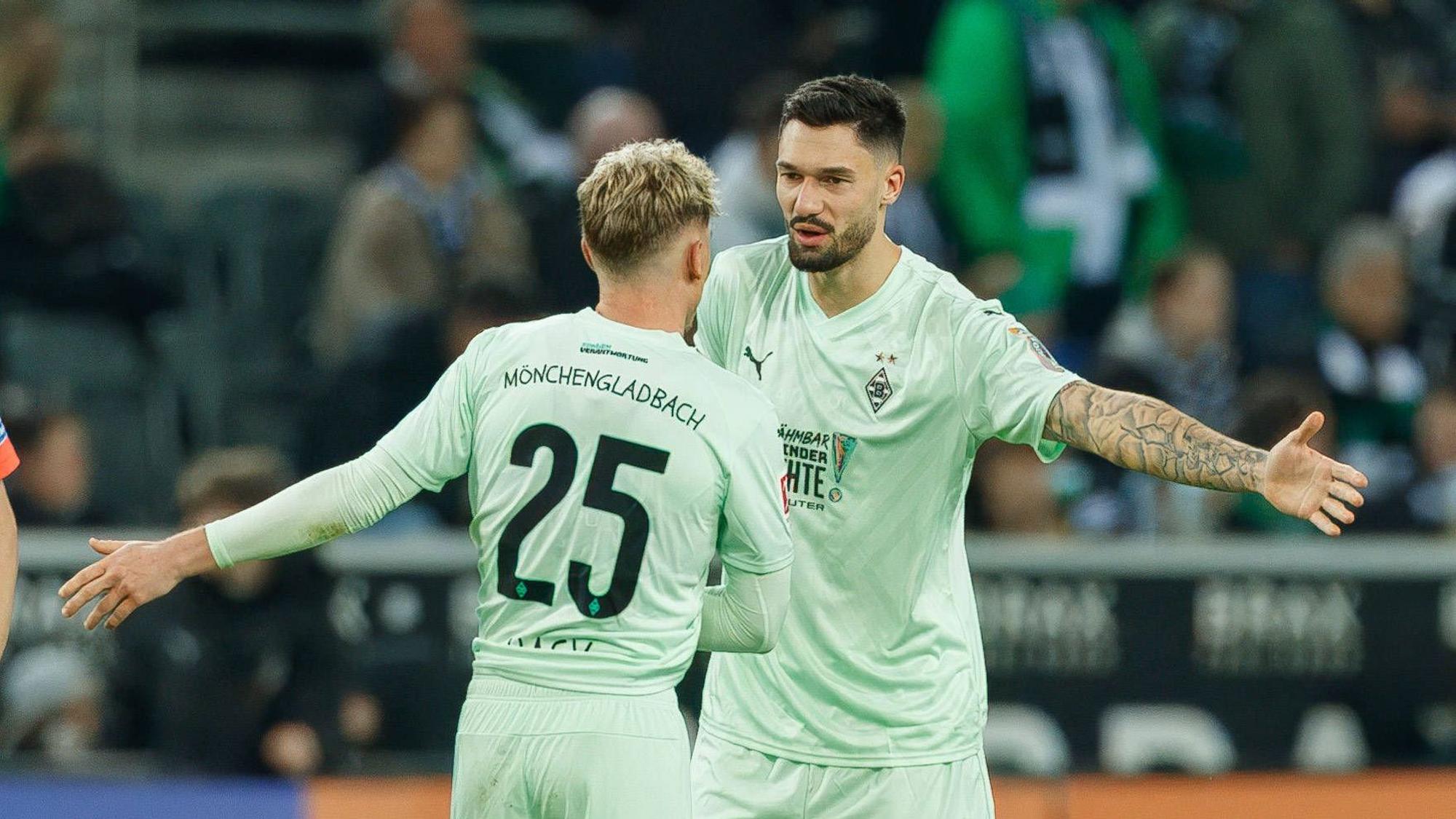 Die Gladbach-Profis Robin Hack und Tim Kleindienst sprechen beim Bundesliga-Heimspiel gegen den FC St. Pauli miteinander auf dem Platz.