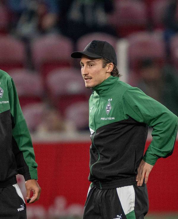 Die Gladbach-Profis Tim Kleindienst und Rocco Reitz stehen vor dem Bundesliga-Spiel beim 1. FSV Mainz im Stadion und unterhalten sich.