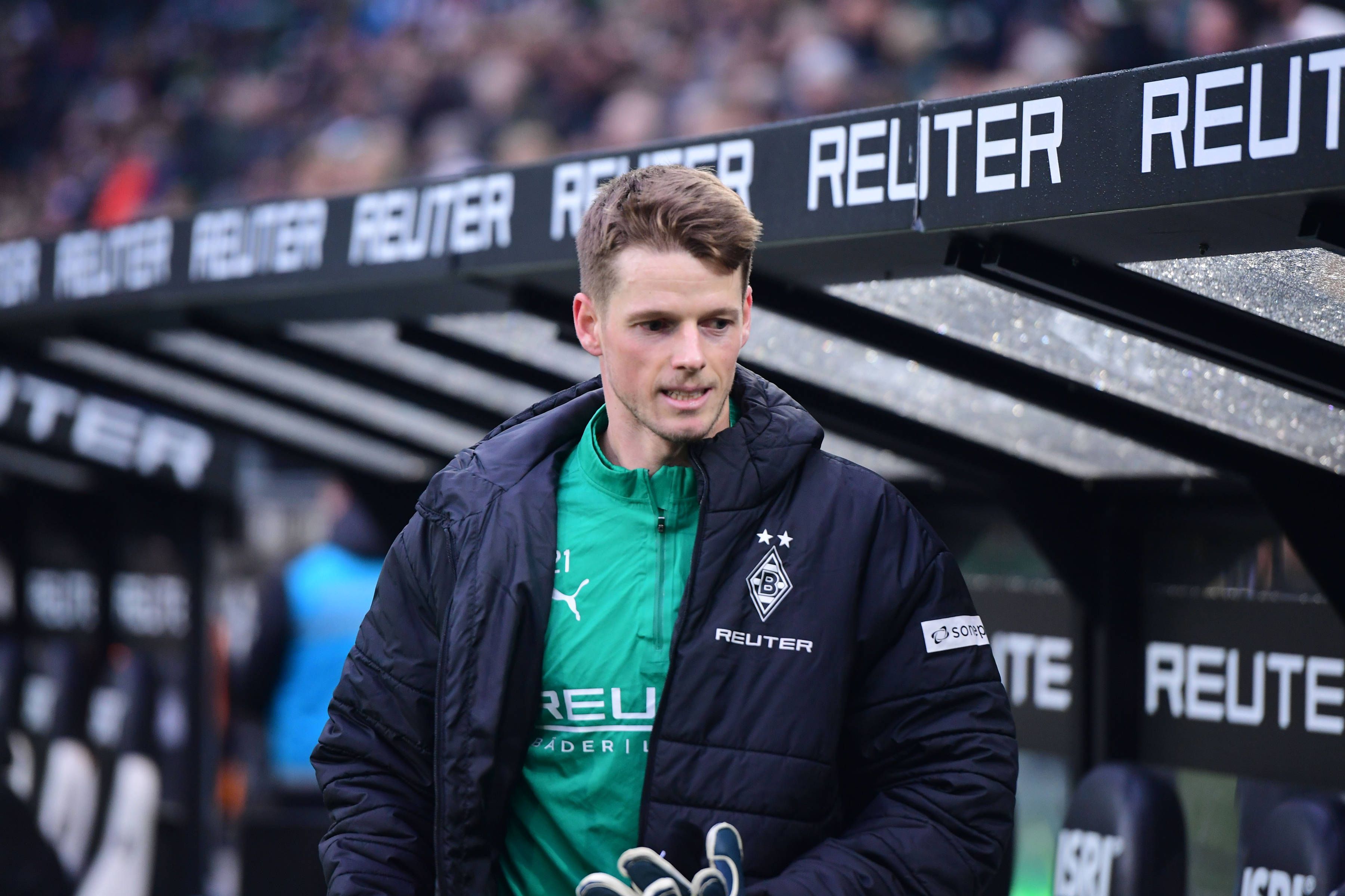Borussia Mönchengladbachs Torwart Jonas Omlin läuft beim Spiel gegen Holstein Kiel an der Ersatzbank entlang.