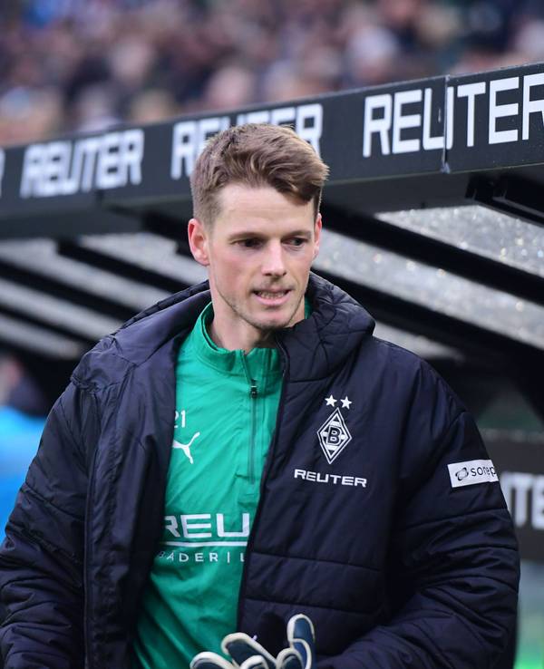 Borussia Mönchengladbachs Torwart Jonas Omlin läuft beim Spiel gegen Holstein Kiel an der Ersatzbank entlang.