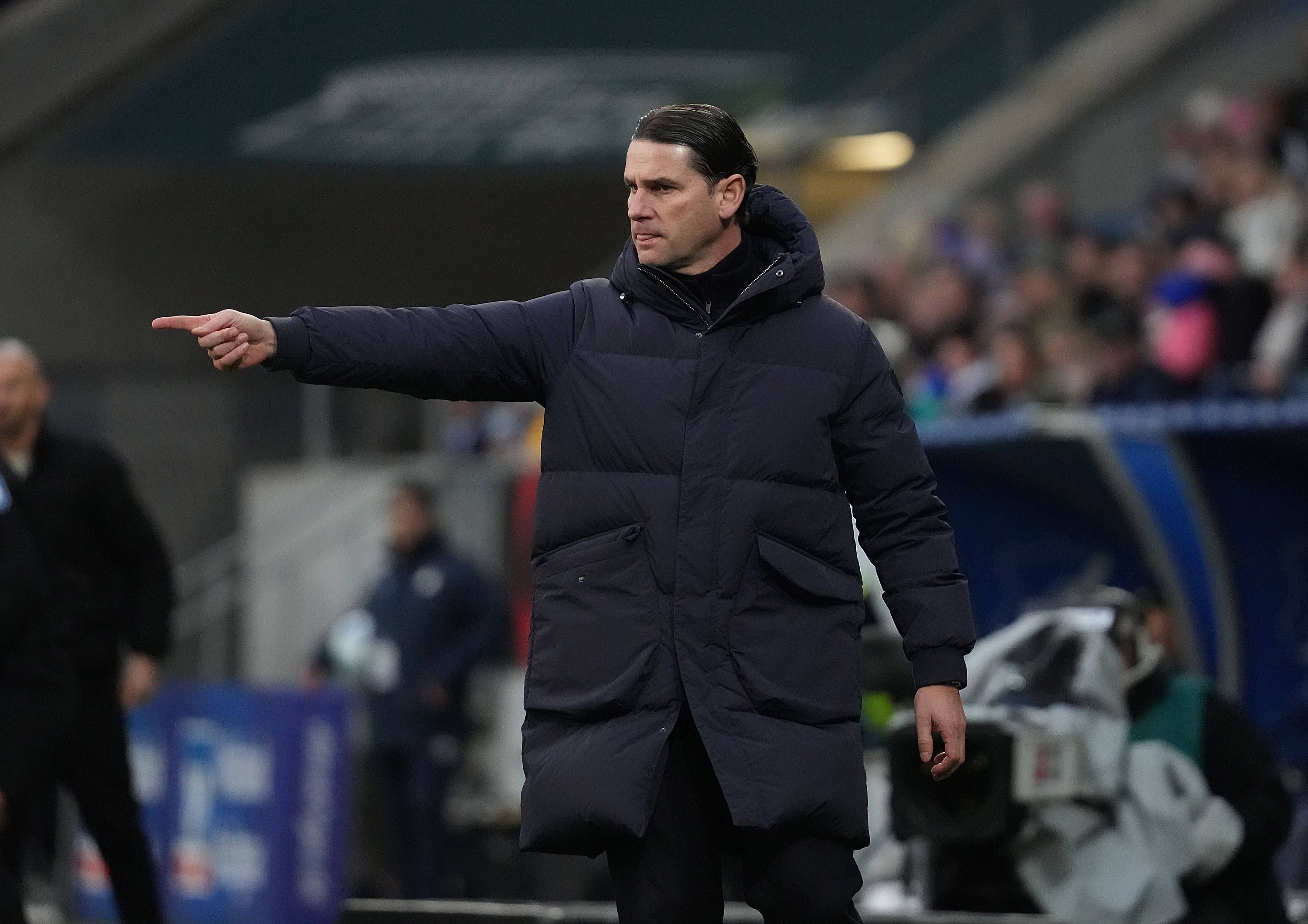Borussia Mönchengladbachs Trainer Gerardo Seoane gibt seinem Team im Auswärtsspiel bei der TSG Hoffenheim am Spielfeldrand Anweisungen.