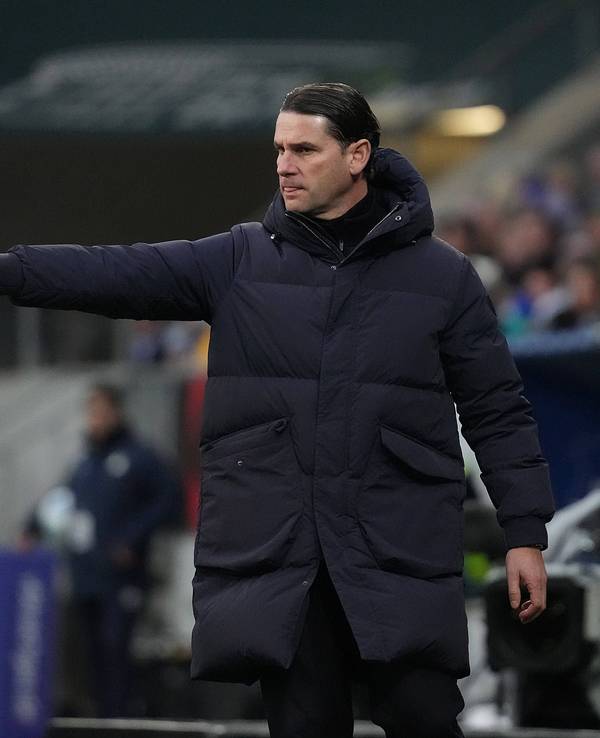 Borussia Mönchengladbachs Trainer Gerardo Seoane gibt seinem Team im Auswärtsspiel bei der TSG Hoffenheim am Spielfeldrand Anweisungen.