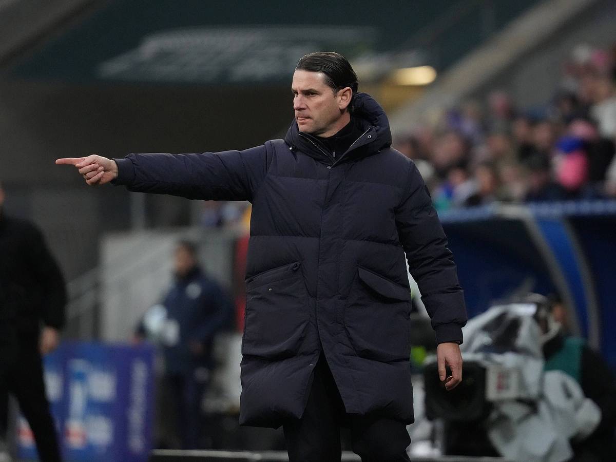 Borussia Mönchengladbachs Trainer Gerardo Seoane gibt seinem Team im Auswärtsspiel bei der TSG Hoffenheim am Spielfeldrand Anweisungen.