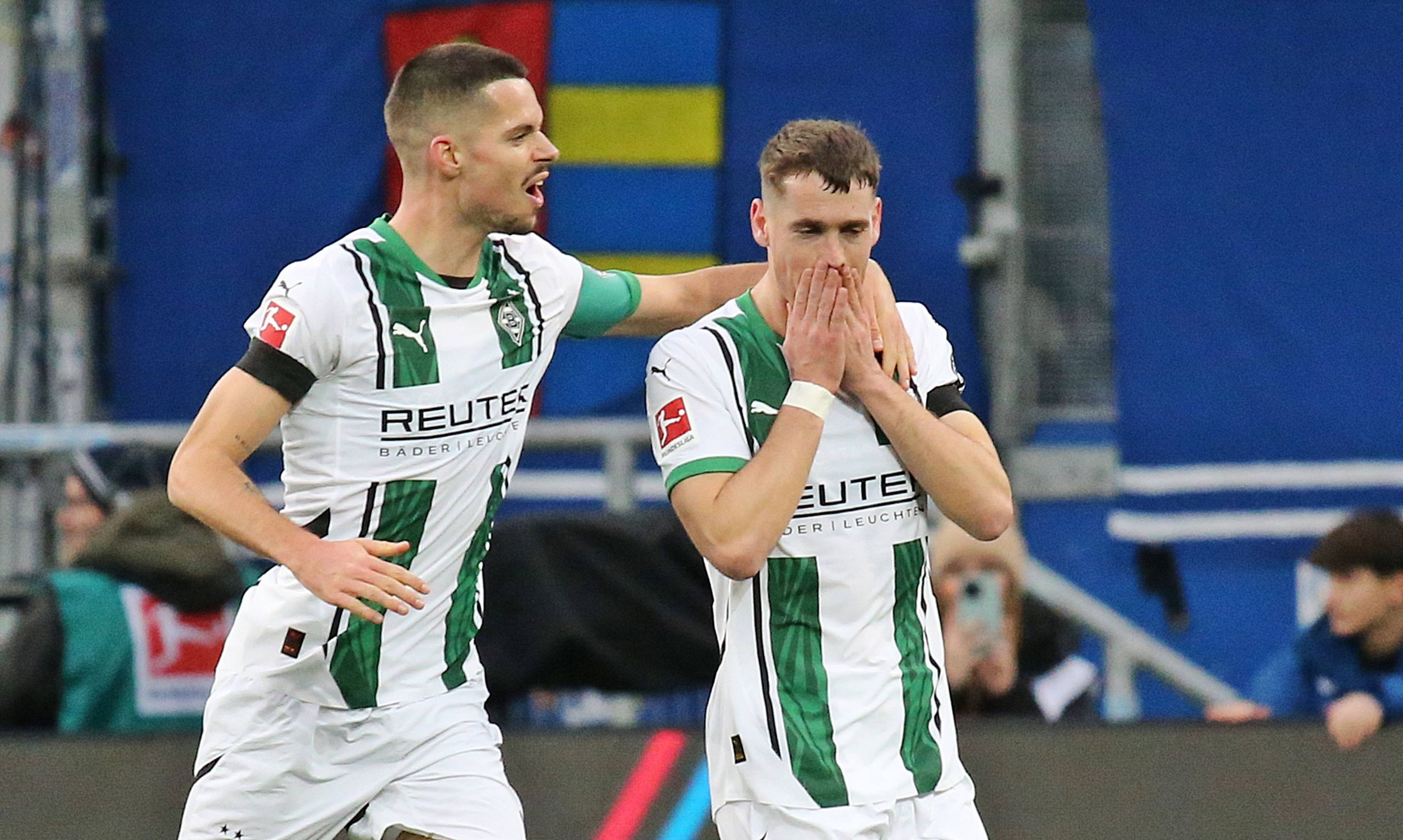 Die Gladbach-Profis Julian Weigl und Philipp Sander jubeln im Auswärtsspiel bei der TSG Hoffenheim gemeinsam über Sanders Treffer.