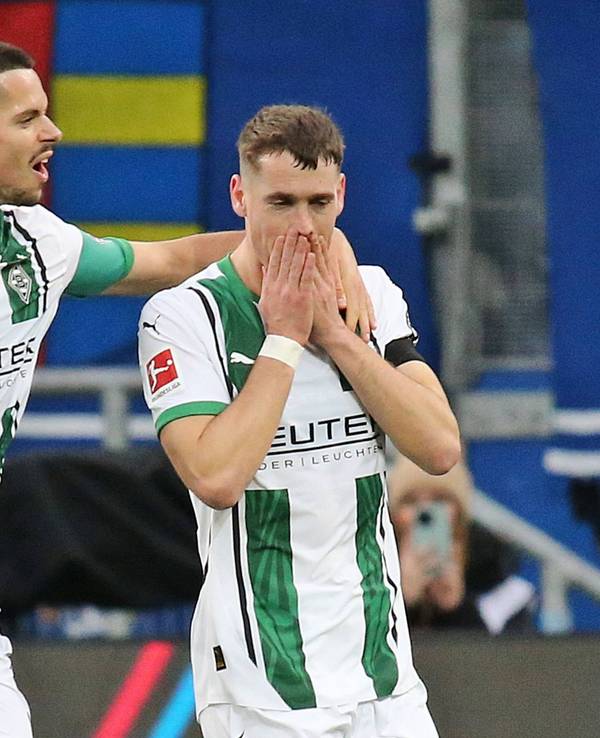 Die Gladbach-Profis Julian Weigl und Philipp Sander jubeln im Auswärtsspiel bei der TSG Hoffenheim gemeinsam über Sanders Treffer.