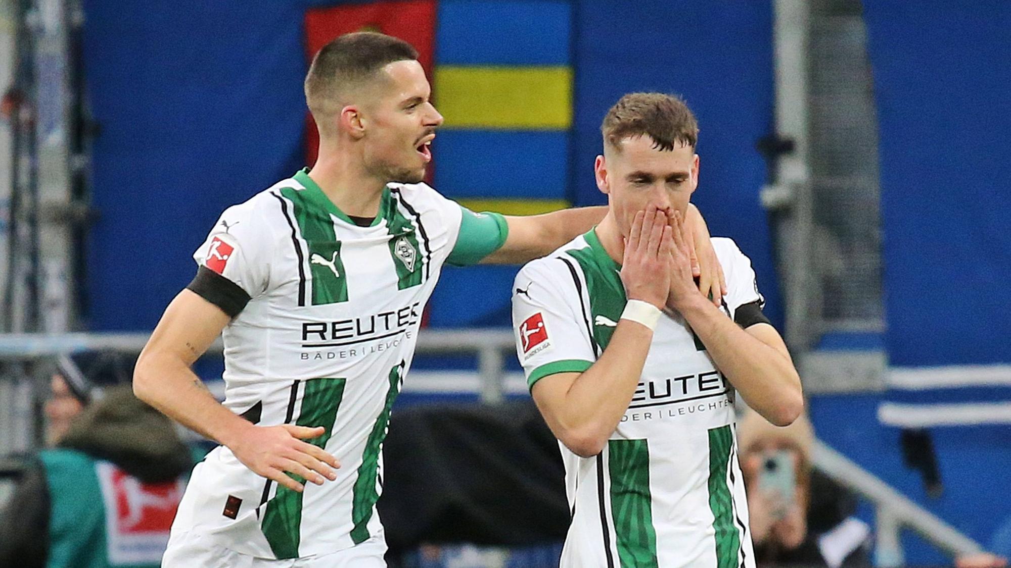 Die Gladbach-Profis Julian Weigl und Philipp Sander jubeln im Auswärtsspiel bei der TSG Hoffenheim gemeinsam über Sanders Treffer.