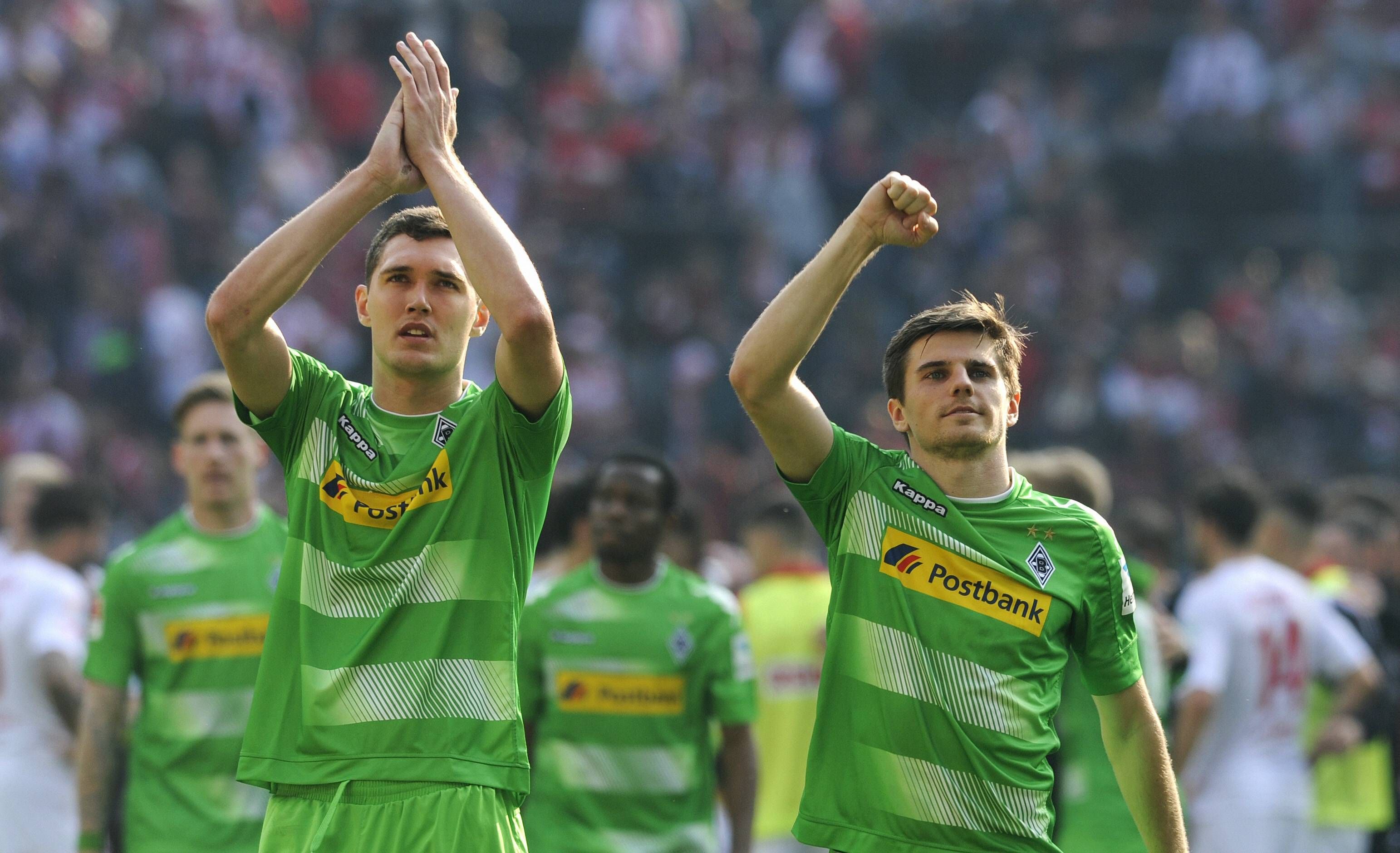 Andreas Christensen und Jonas Hofmann jubeln mit den Fans.