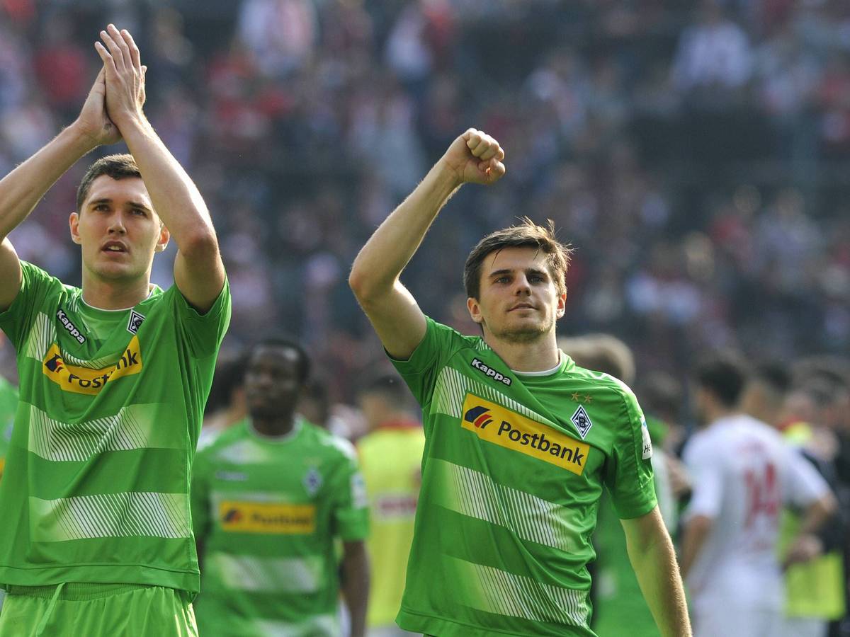 Andreas Christensen und Jonas Hofmann jubeln mit den Fans.