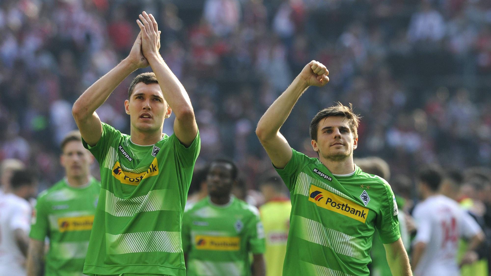 Andreas Christensen und Jonas Hofmann jubeln mit den Fans.