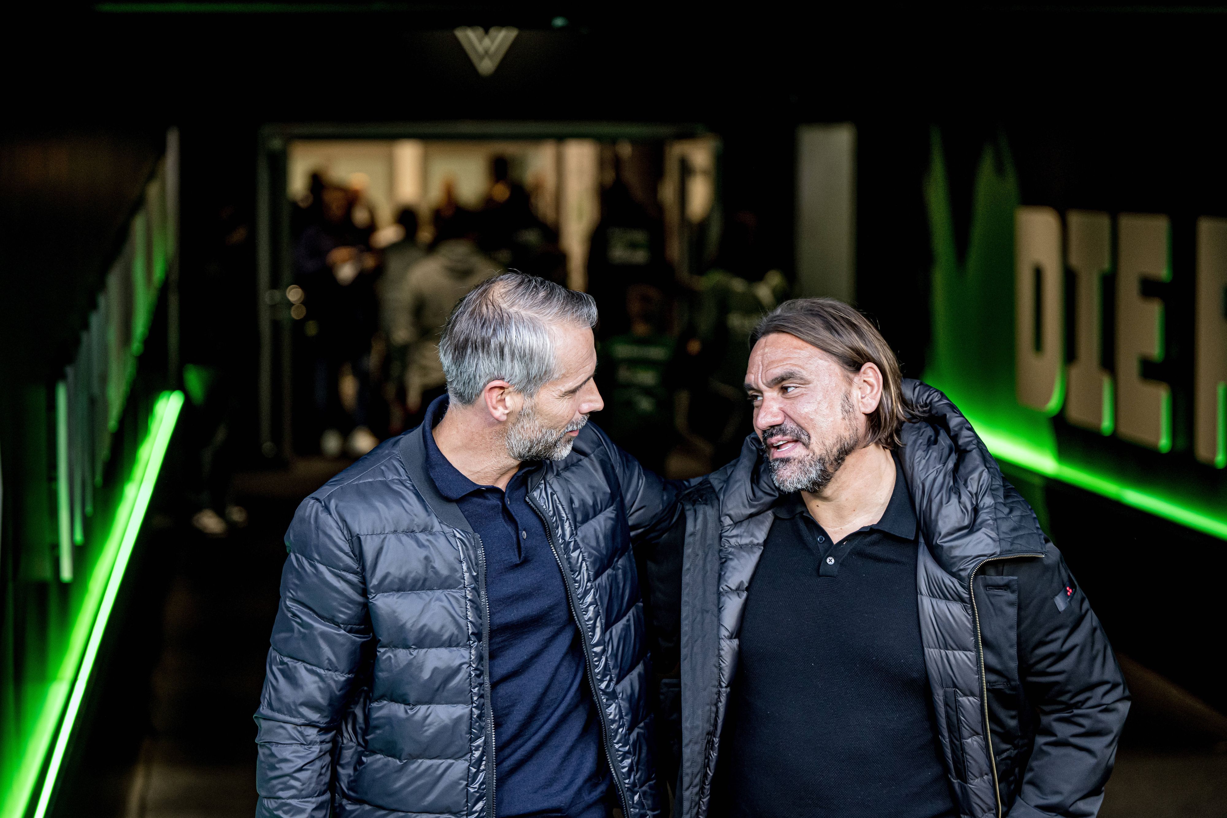 Marco Rose und Daniel Farke unterhalten sich im Spielertunnel im Borussia-Park.