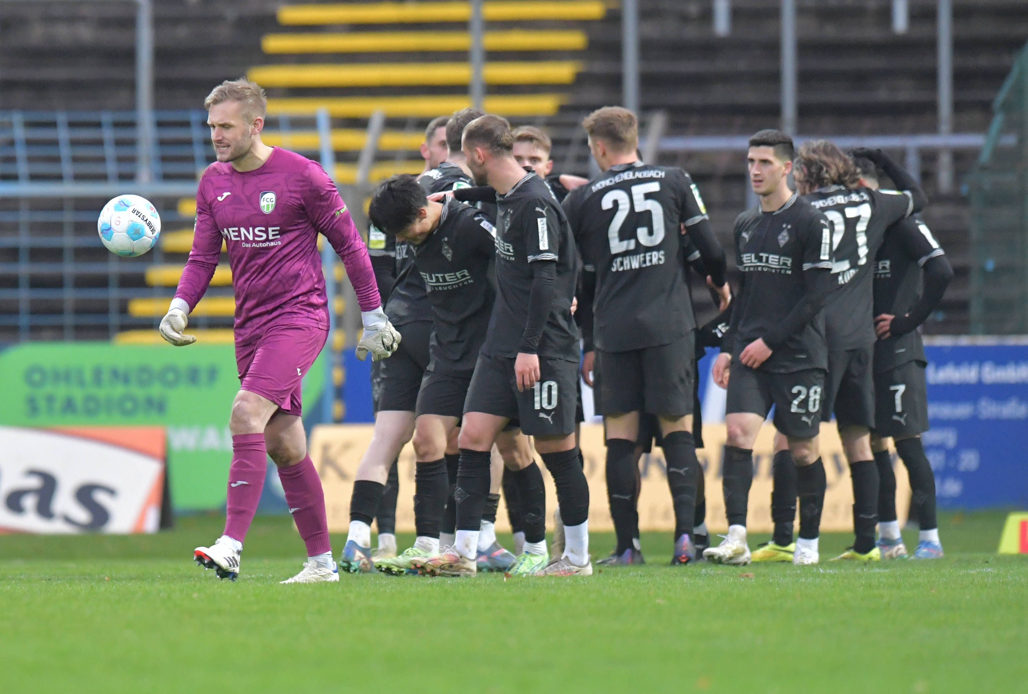 Die Gladbacher U23 jubelt im Kollektiv, der gegnerische Torwart geht entnervt davon.