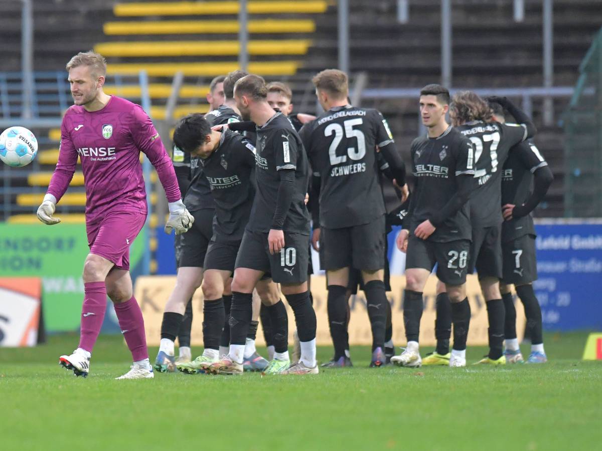 Die Gladbacher U23 jubelt im Kollektiv, der gegnerische Torwart geht entnervt davon.