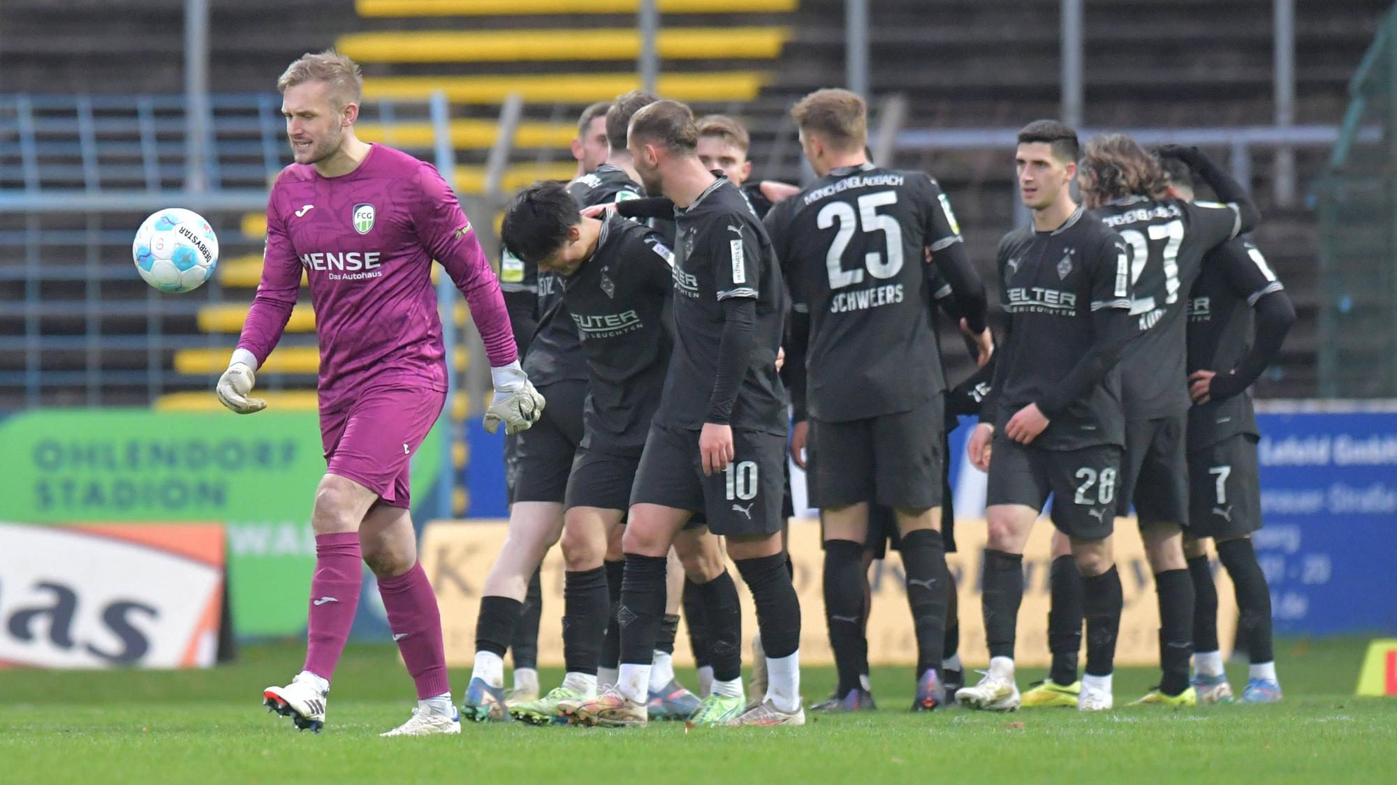 Die Gladbacher U23 jubelt im Kollektiv, der gegnerische Torwart geht entnervt davon.