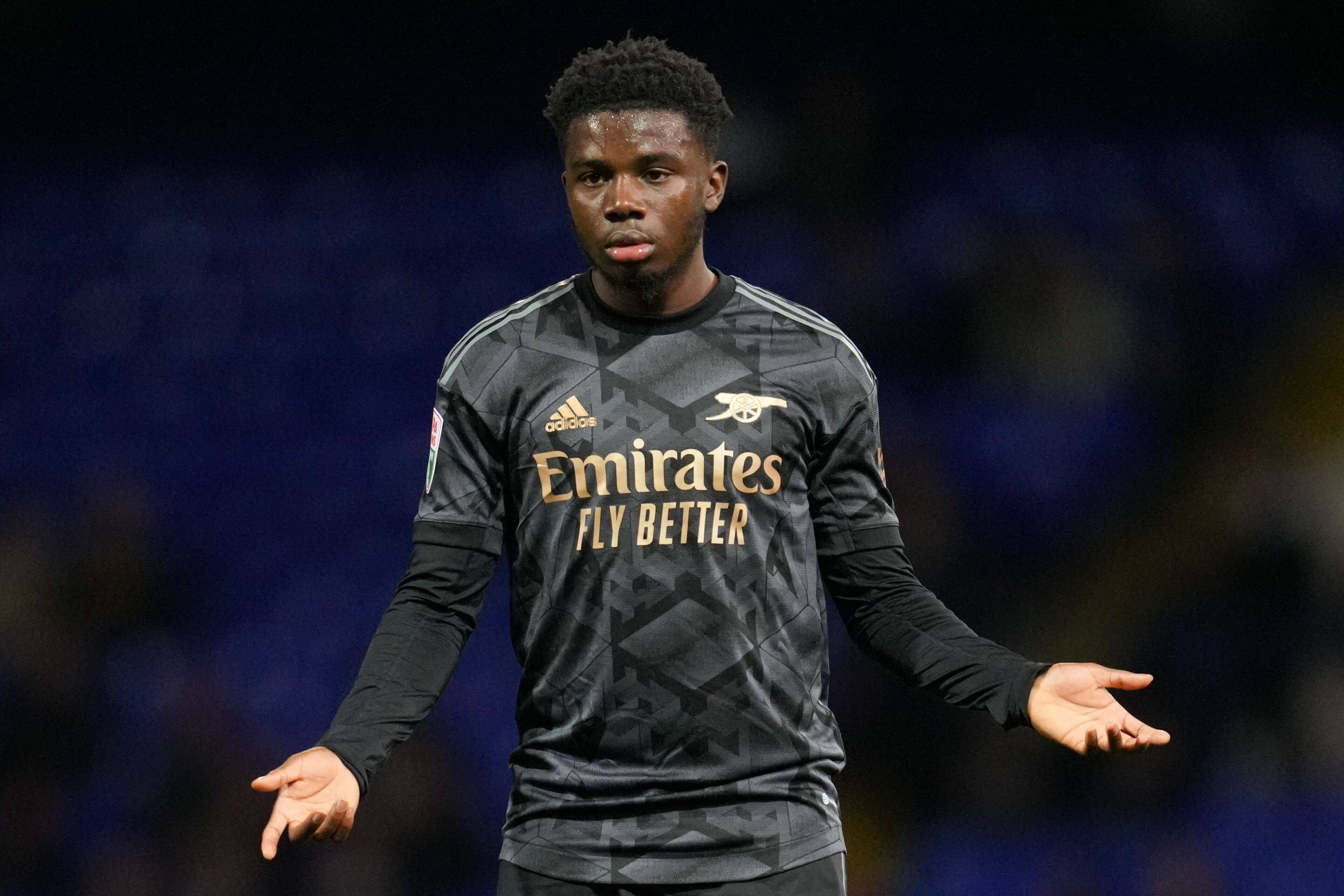Nathan Butler-Oyedeji streckt seine Arme fragend aus. Er trägt ein Arsenal-Trikot.