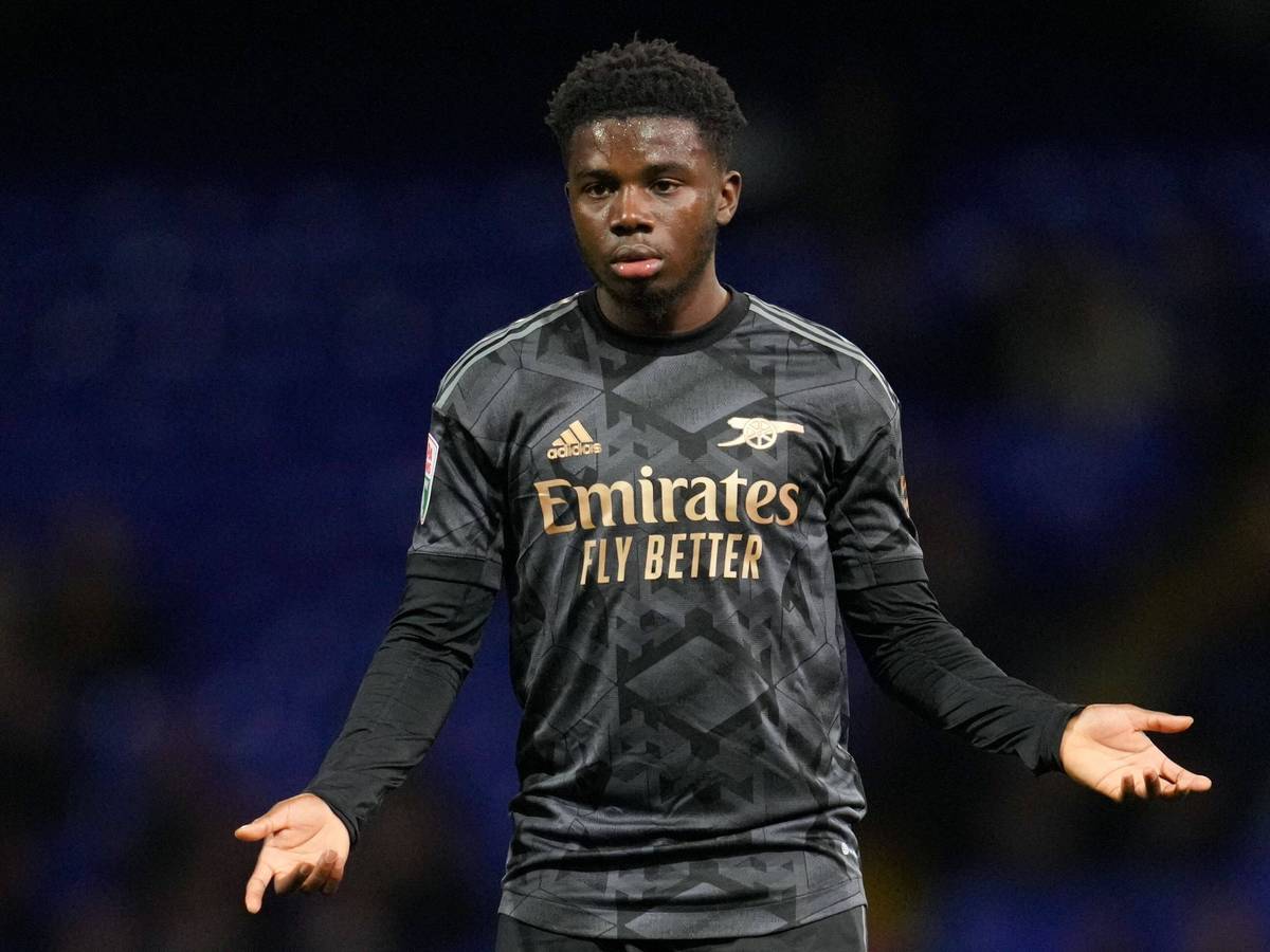 Nathan Butler-Oyedeji streckt seine Arme fragend aus. Er trägt ein Arsenal-Trikot.