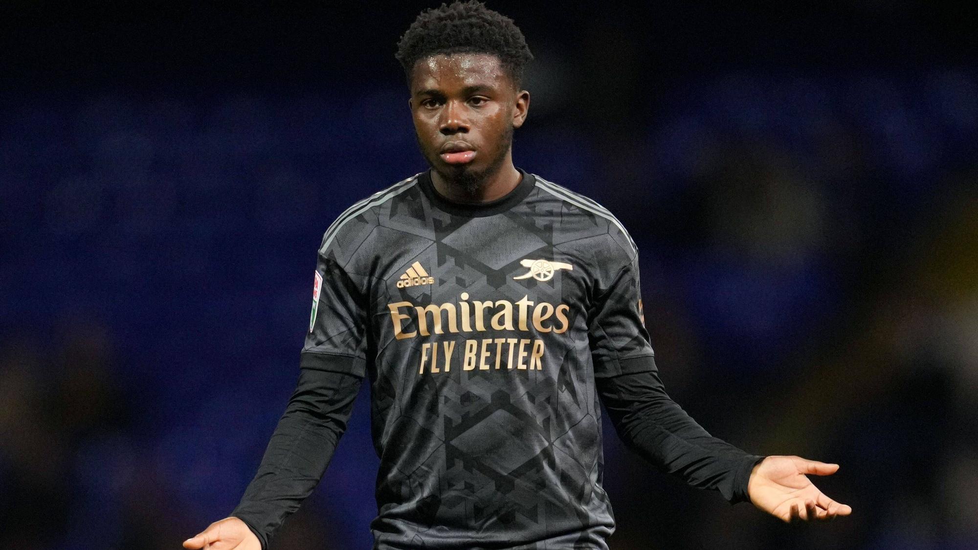 Nathan Butler-Oyedeji streckt seine Arme fragend aus. Er trägt ein Arsenal-Trikot.