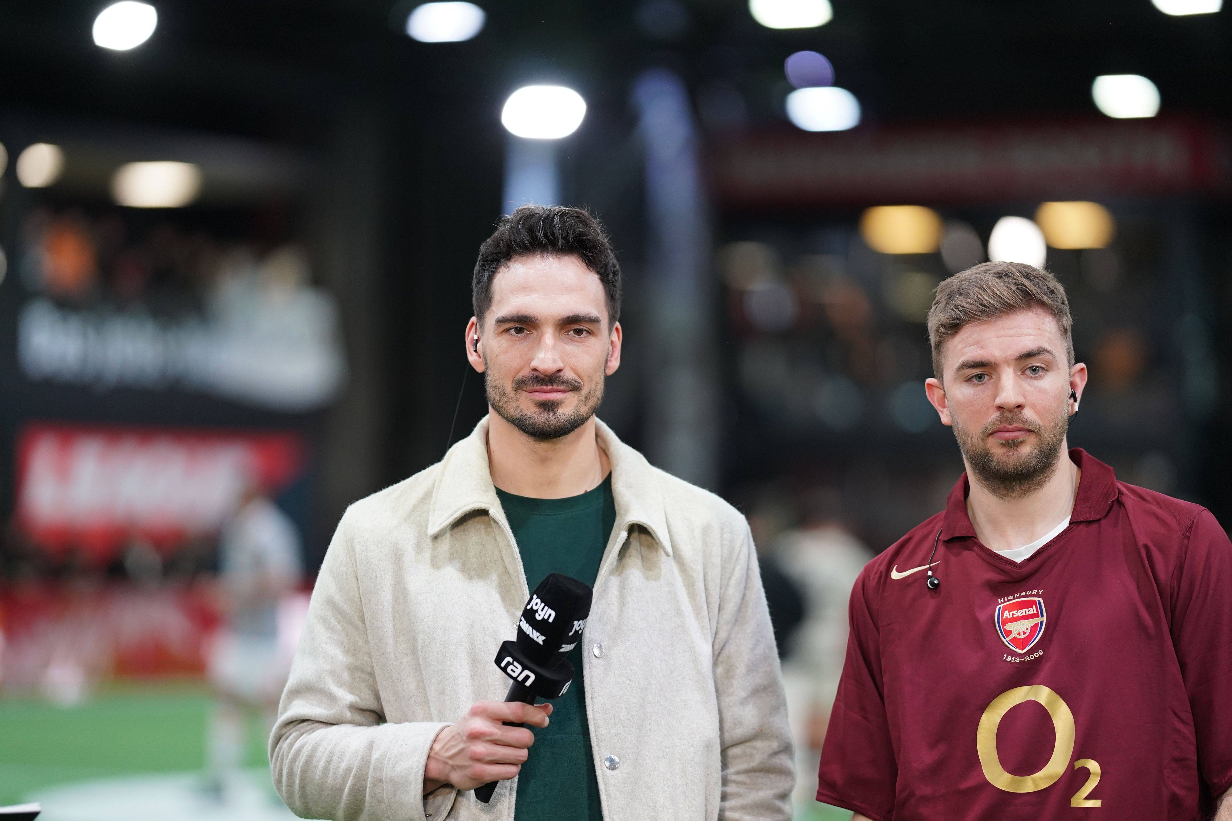 Mats Hummels und Christoph Kramer in Freizeitkleidung am Mikro.