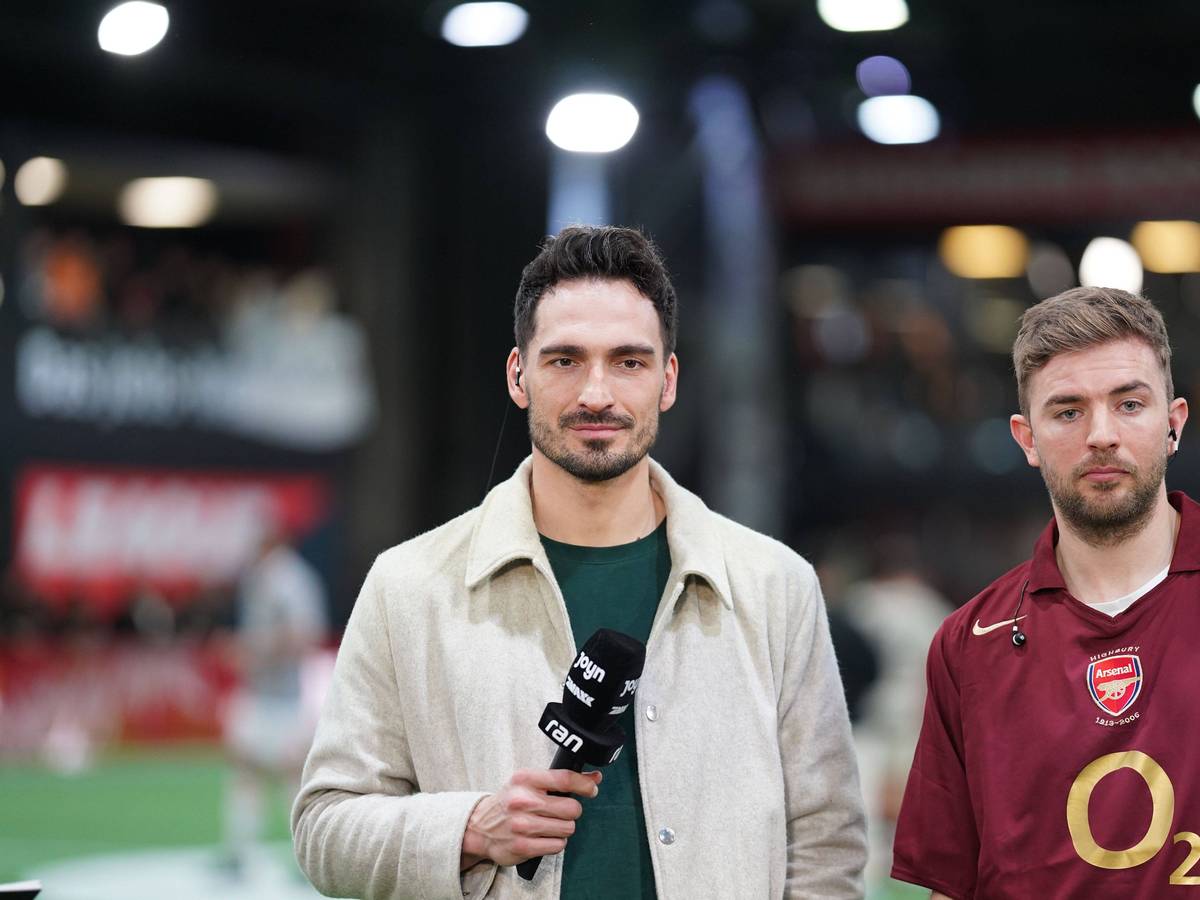 Mats Hummels und Christoph Kramer in Freizeitkleidung am Mikro.