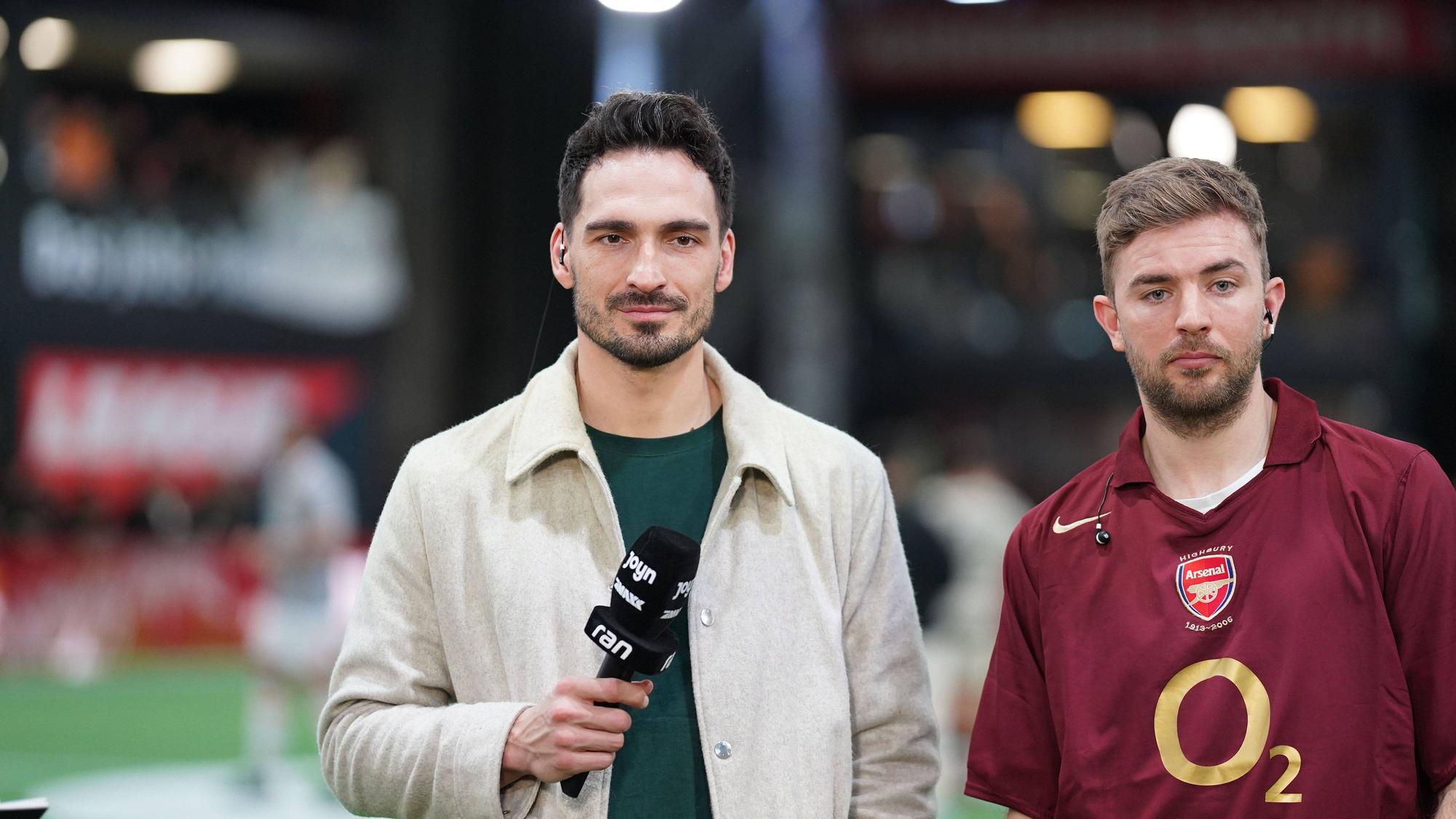Mats Hummels und Christoph Kramer in Freizeitkleidung am Mikro.