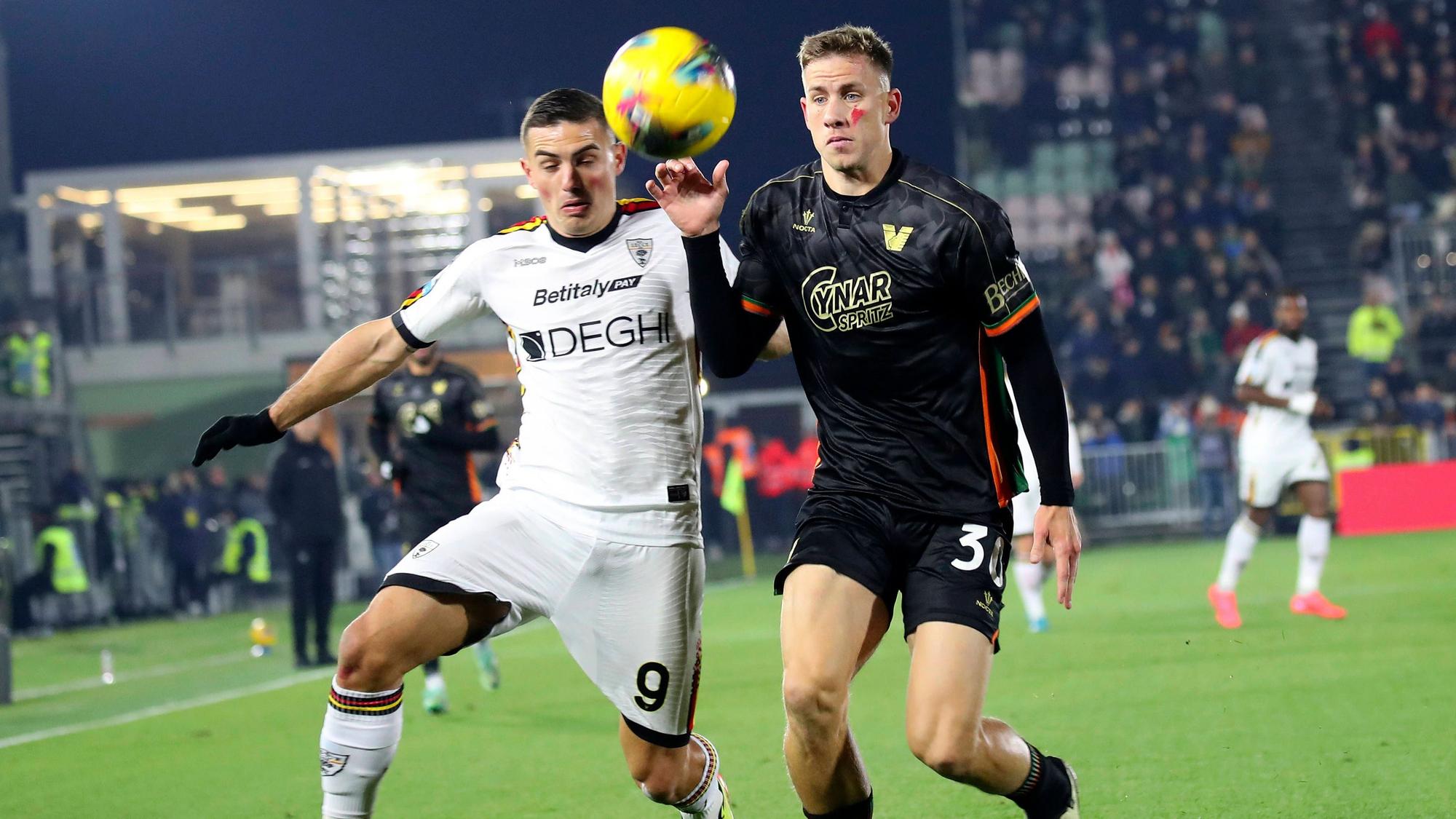 Michael Svoboda im Zweikampf mit einem Spieler von Lecce.