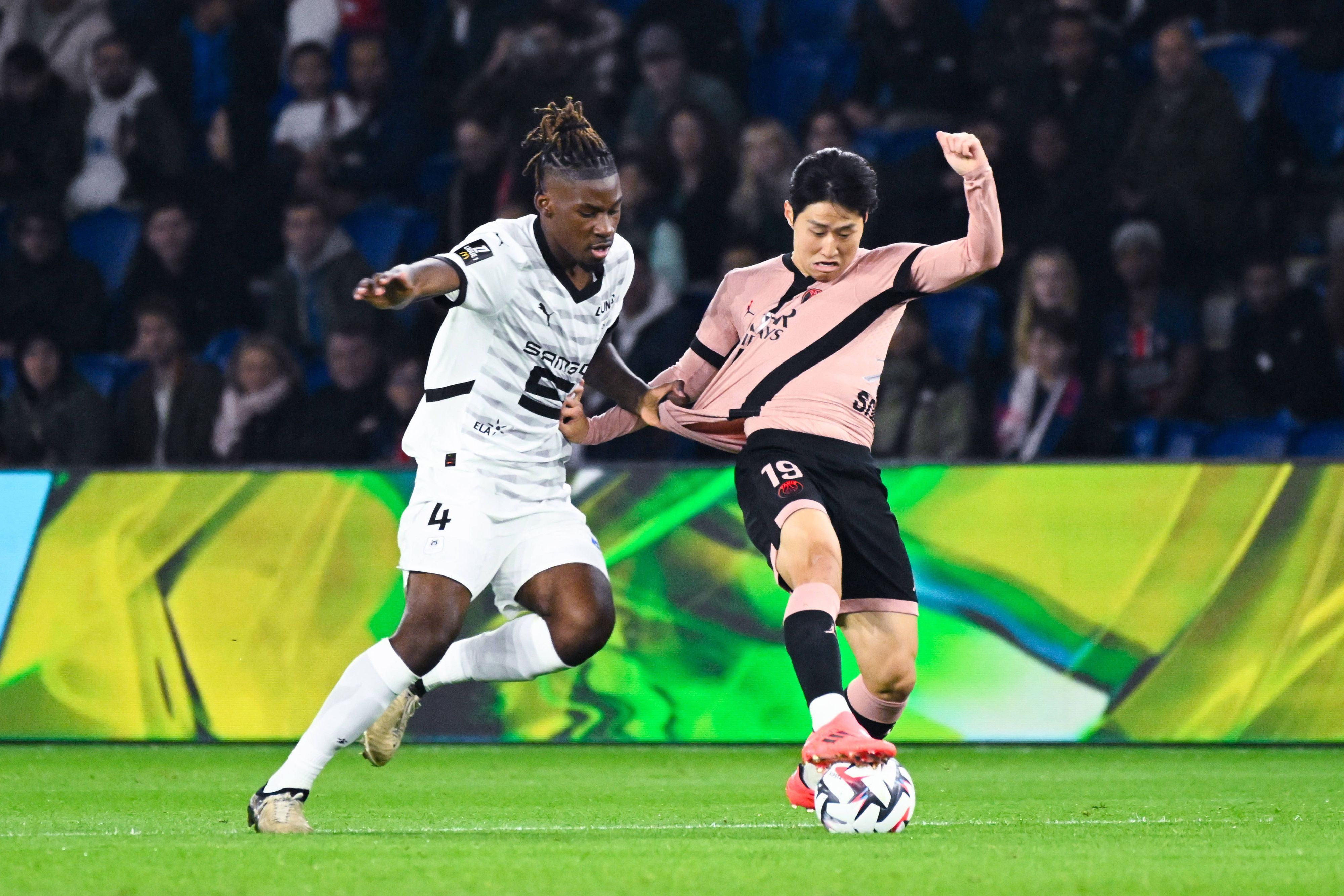 Christopher Wooh im Zweikampf gegen einen Spieler von PSG.