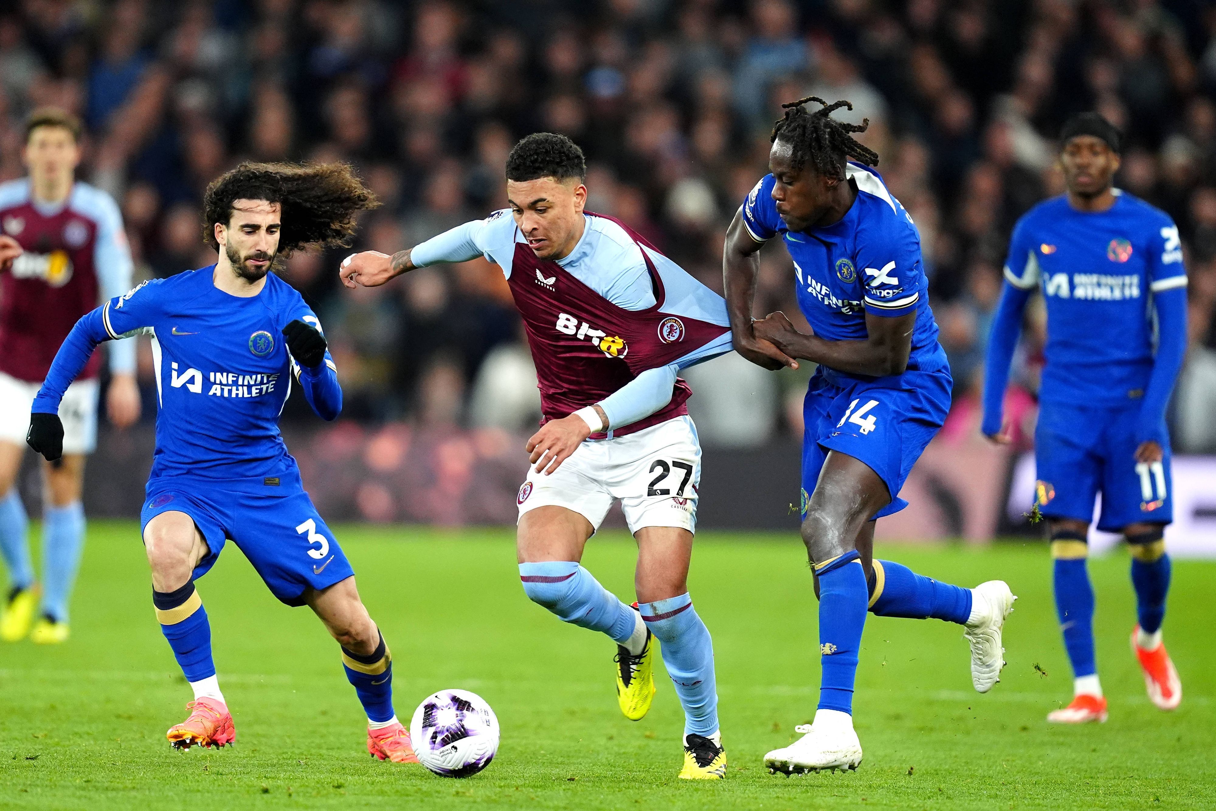 Zwei Spieler von FC Chelsea im Zweikampf mit einem Spieler von Aston Villa.