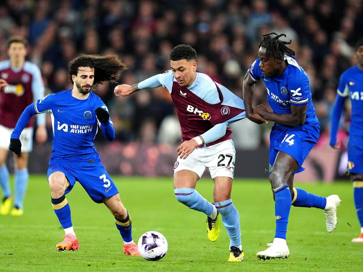 Zwei Spieler von FC Chelsea im Zweikampf mit einem Spieler von Aston Villa.