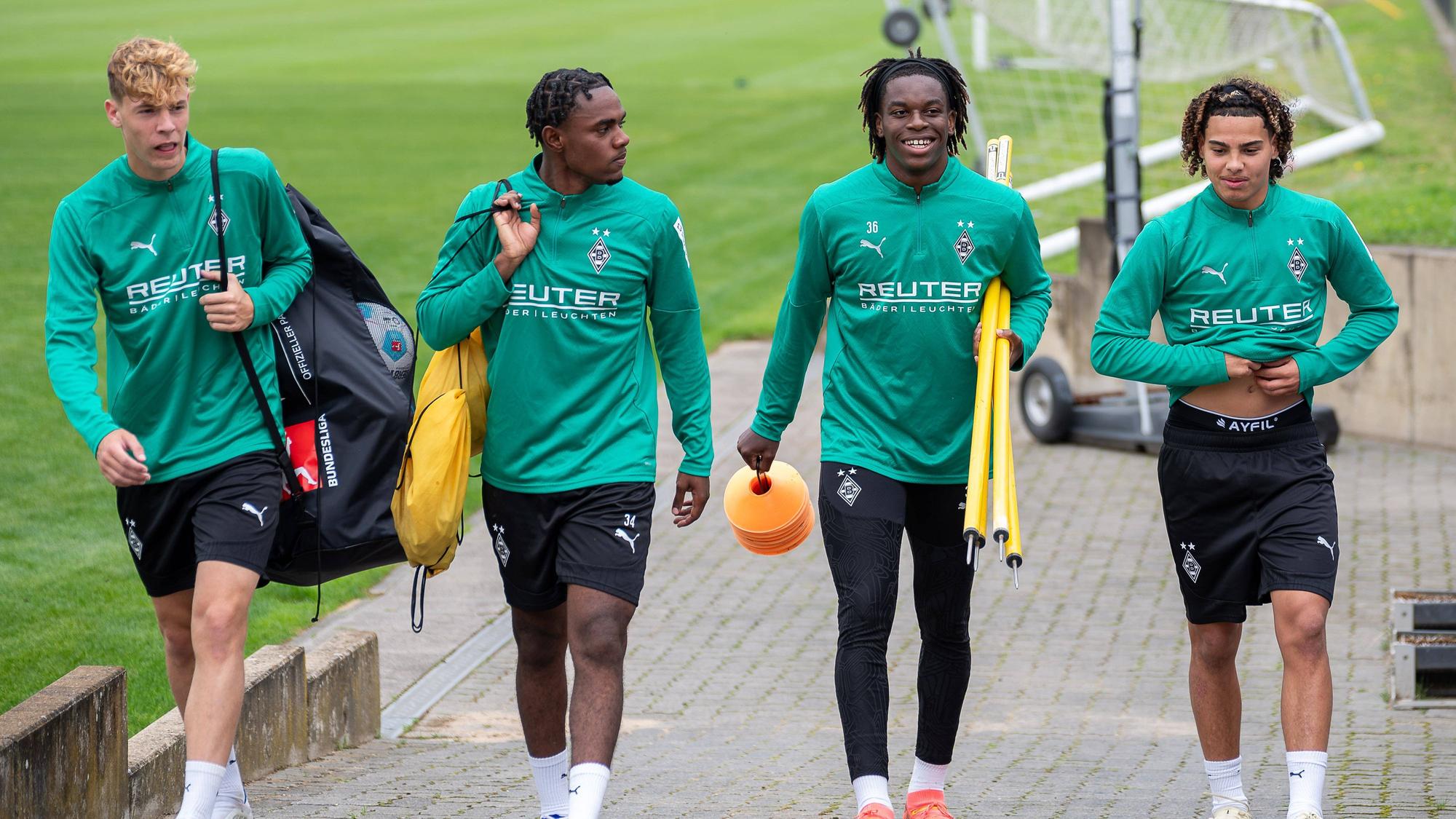 Nachwuchsspieler von Borussia Mönchengladbach beim Training der Profis.