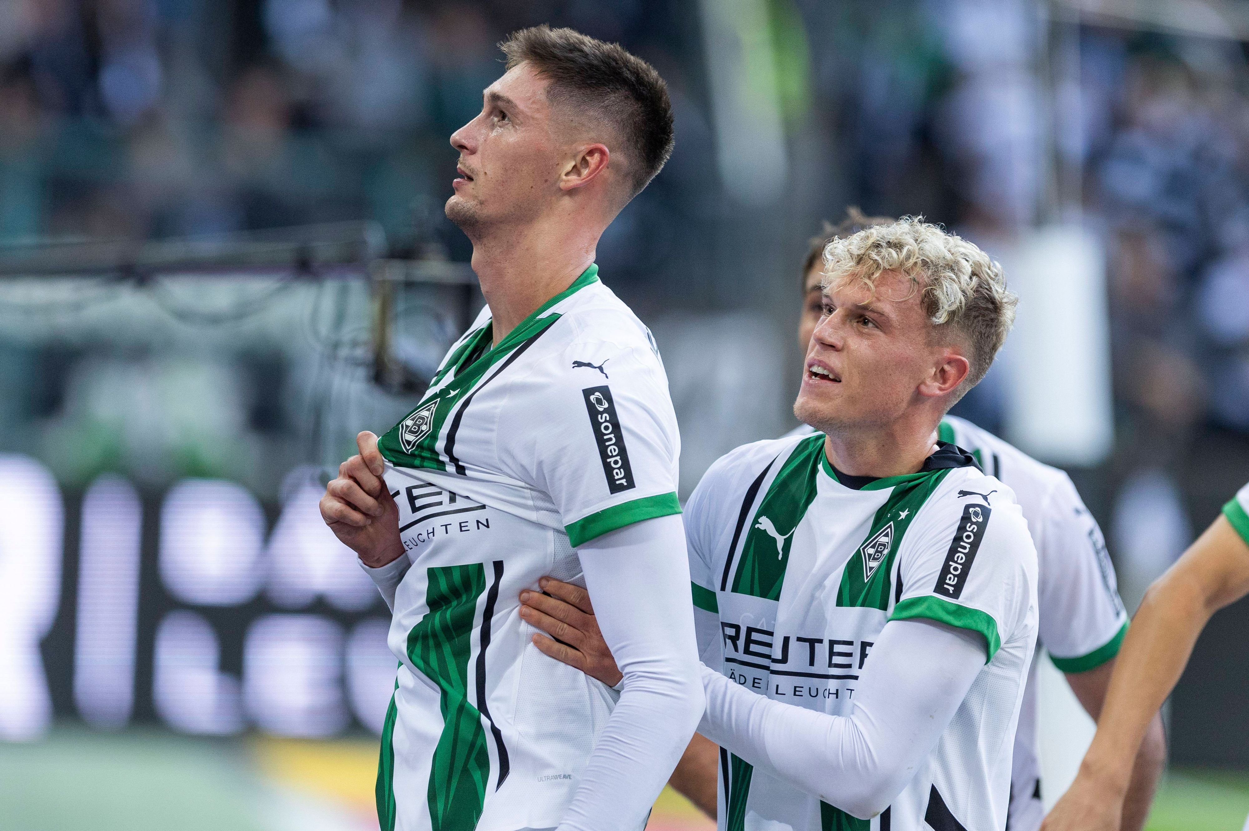 Borussia Mönchengladbachs Tomas Cvancara feiert seinen Treffer gegen Union Berlin mit Teamkollege Robin Hack vor der Fankurve.