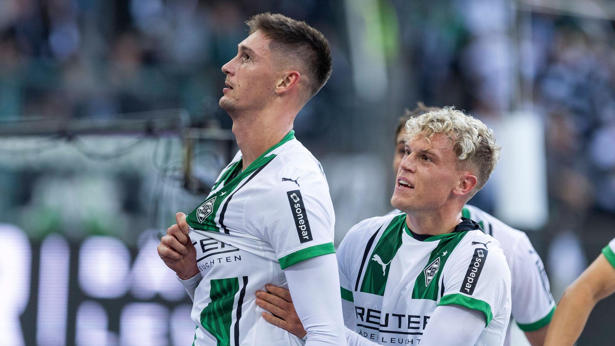 Borussia Mönchengladbachs Tomas Cvancara feiert seinen Treffer gegen Union Berlin mit Teamkollege Robin Hack vor der Fankurve.