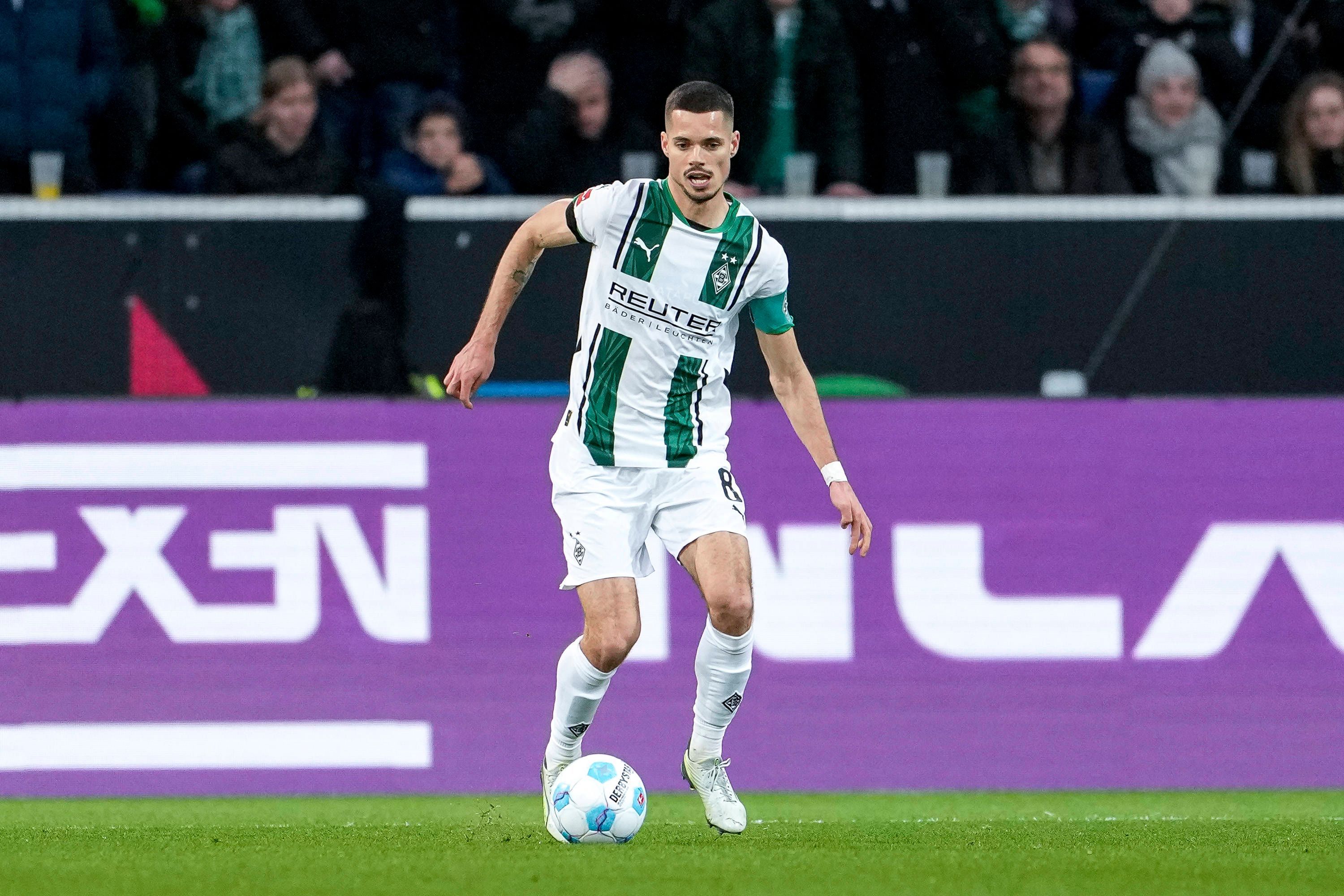 Julian Weigl am Ball in Aktion.