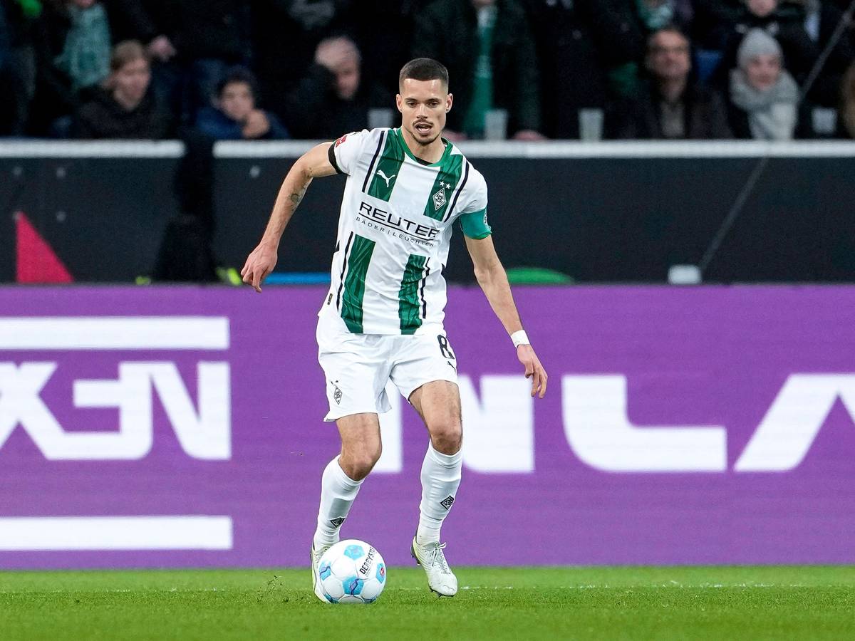 Julian Weigl am Ball in Aktion.