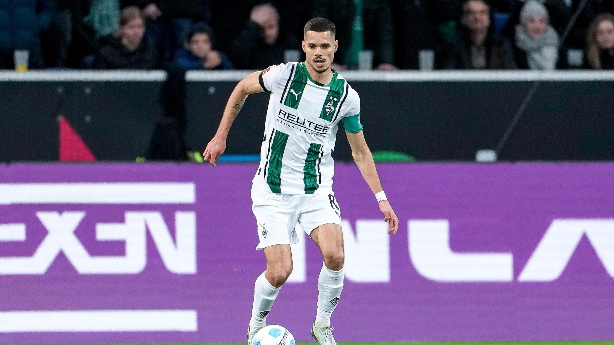 Julian Weigl am Ball in Aktion.