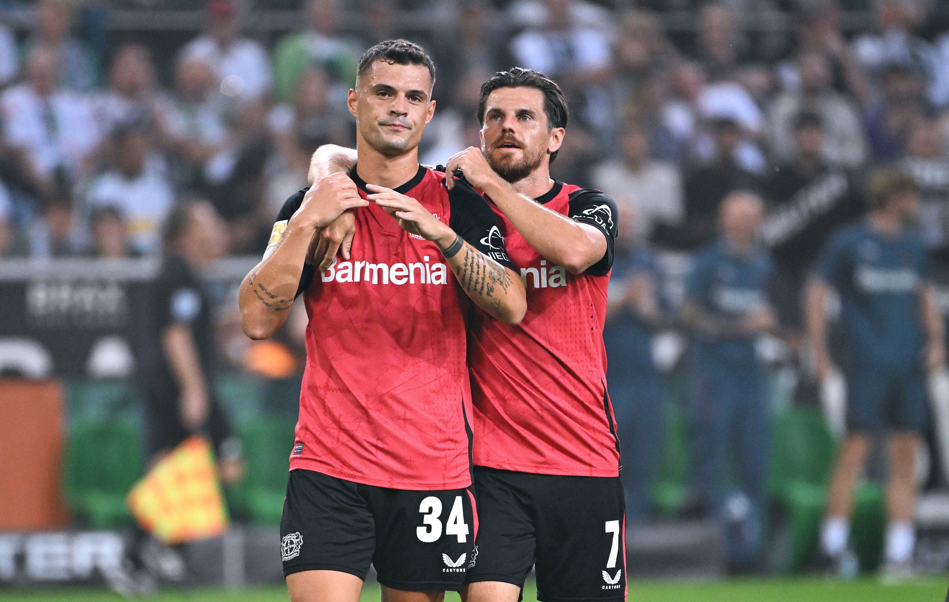 Die Leverkusen-Profis Granit Xhaka und Jonas Hofmann jubeln im Auswärtsspiel bei Borussia Mönchengladbach über ein Tor.