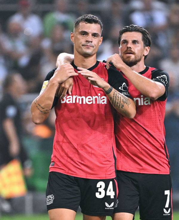 Die Leverkusen-Profis Granit Xhaka und Jonas Hofmann jubeln im Auswärtsspiel bei Borussia Mönchengladbach über ein Tor.