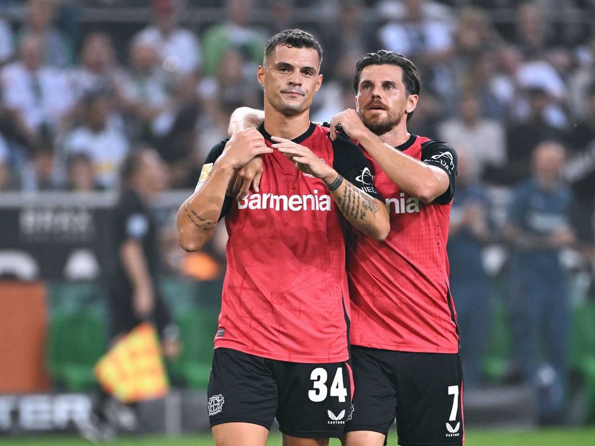 Die Leverkusen-Profis Granit Xhaka und Jonas Hofmann jubeln im Auswärtsspiel bei Borussia Mönchengladbach über ein Tor.