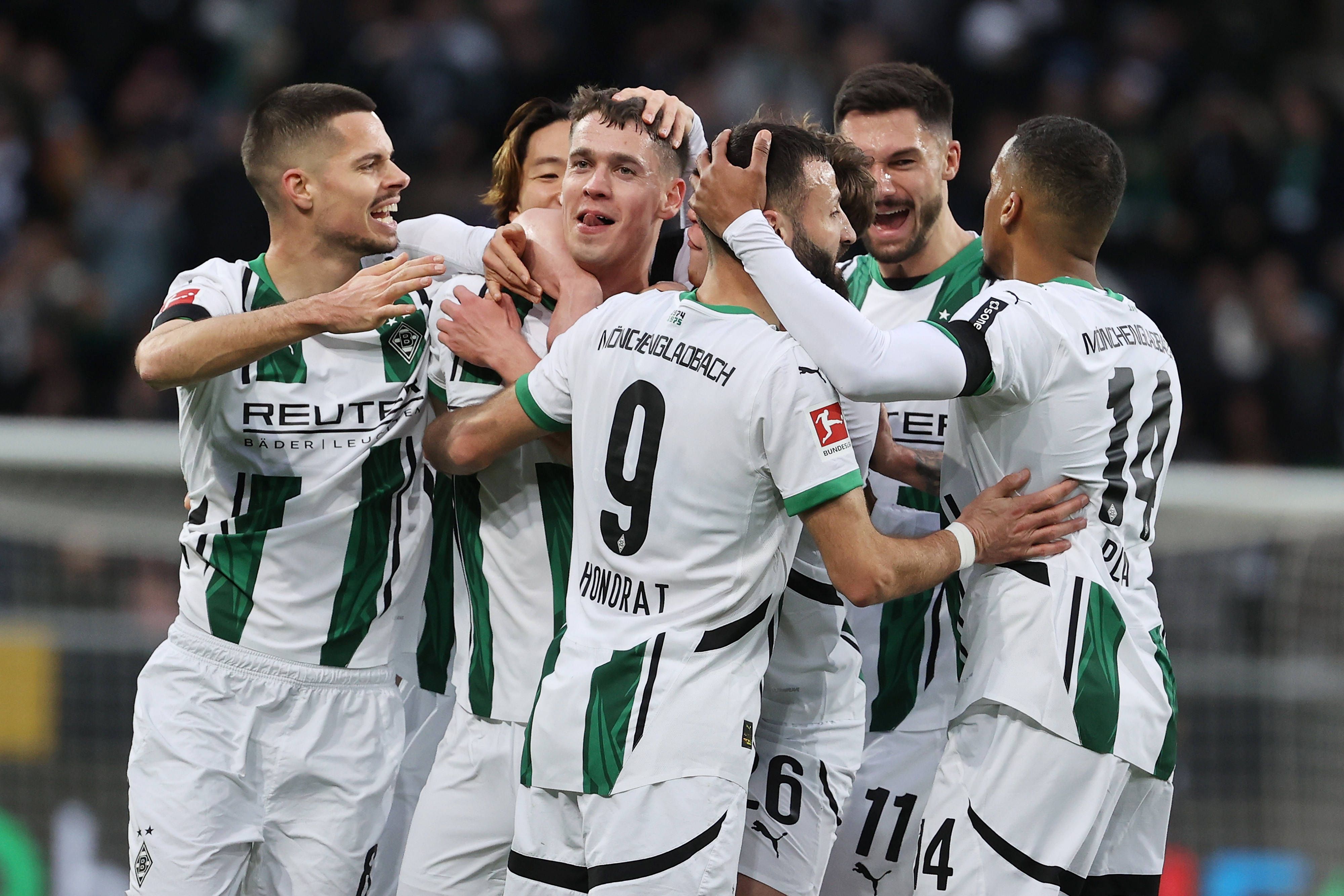 Die Spieler von Borussia Mönchengladbach jubeln im Spiel bei der TSG Hoffenheim.