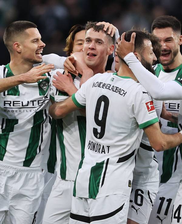 Die Spieler von Borussia Mönchengladbach jubeln im Spiel bei der TSG Hoffenheim.